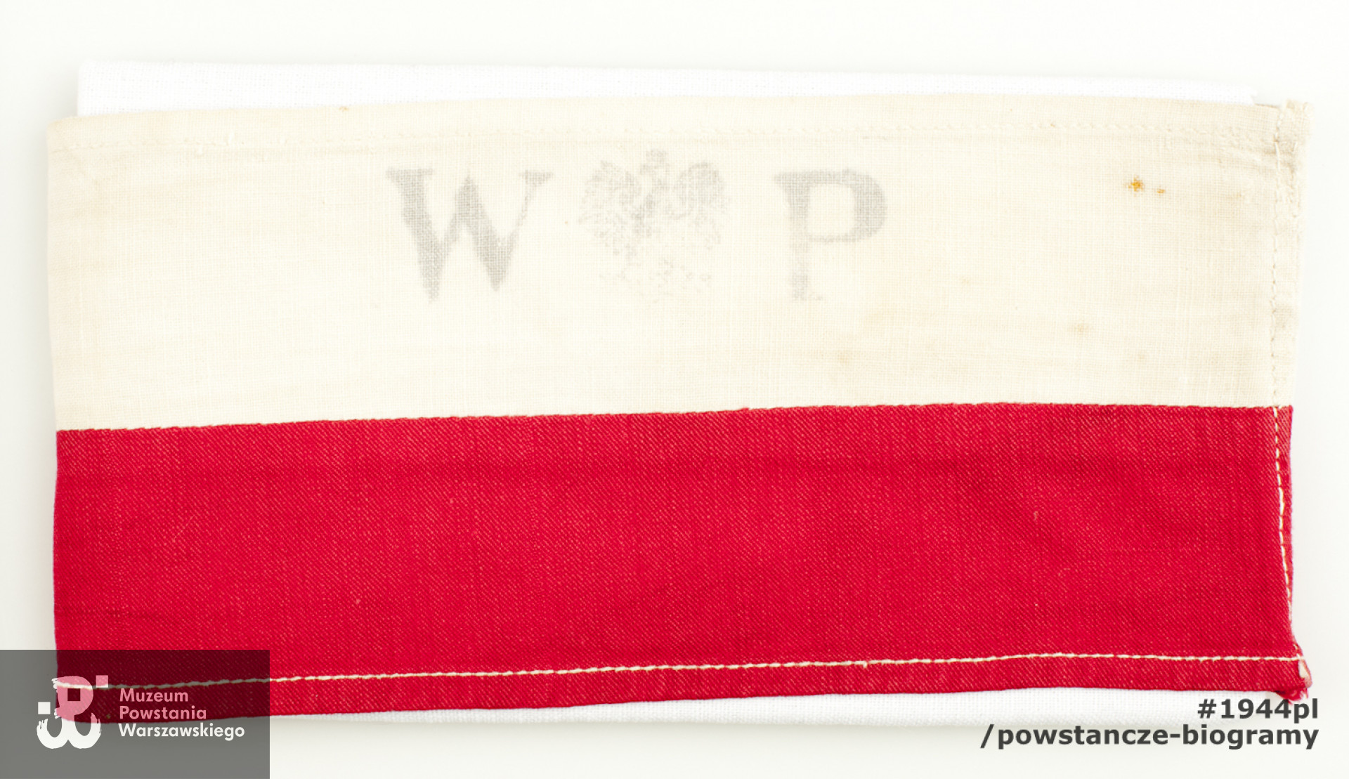 Biało-czerwona opaska z nadrukiem "WP" oraz orłem w koronie. Opaska powstańcza, należąca do st. sap. Stanisława Antoniego Dobrowolskiego ps. "Staszek" w czasie Powstania Warszawskiego służącego w plutonie saperskim Szefostwa Saperów Komendy Okręgu Warszawskiego. Ze zbiorów Muzeum Powstania Warszawskiego, nr inwent.  MPW-M/2910 (P/6169/08), dar Ewy Baker.

