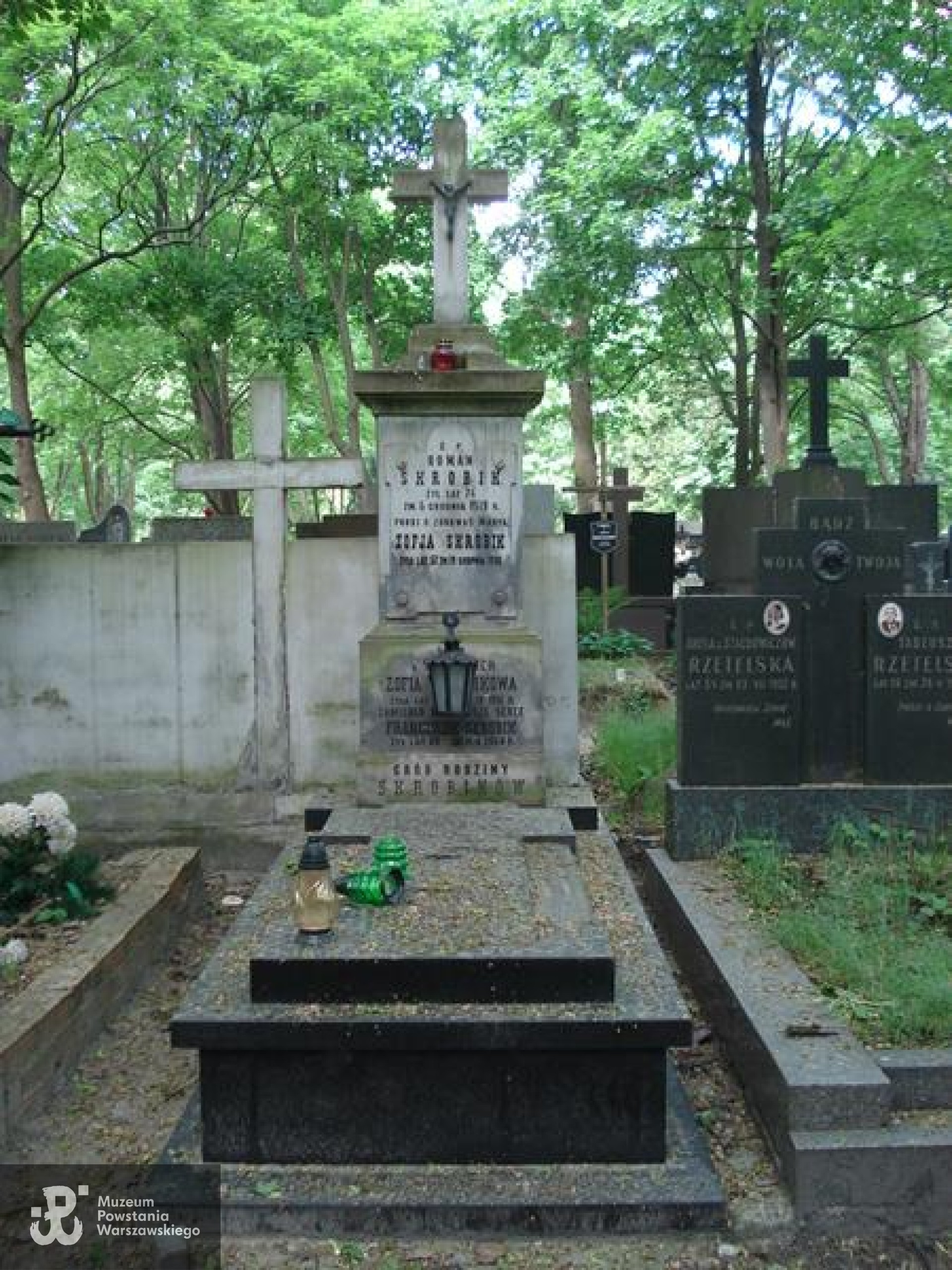 Cmentarz Powązkowski w Warszawie (Stare Powązki), kwatera 304, rząd  3, grób 26. Fot. Warszawskie Zabytkowe Pomniki Nagrobne:  serwis mapowy m. st. Warszawy: <i>cmentarze.um.warszawa.pl</i>