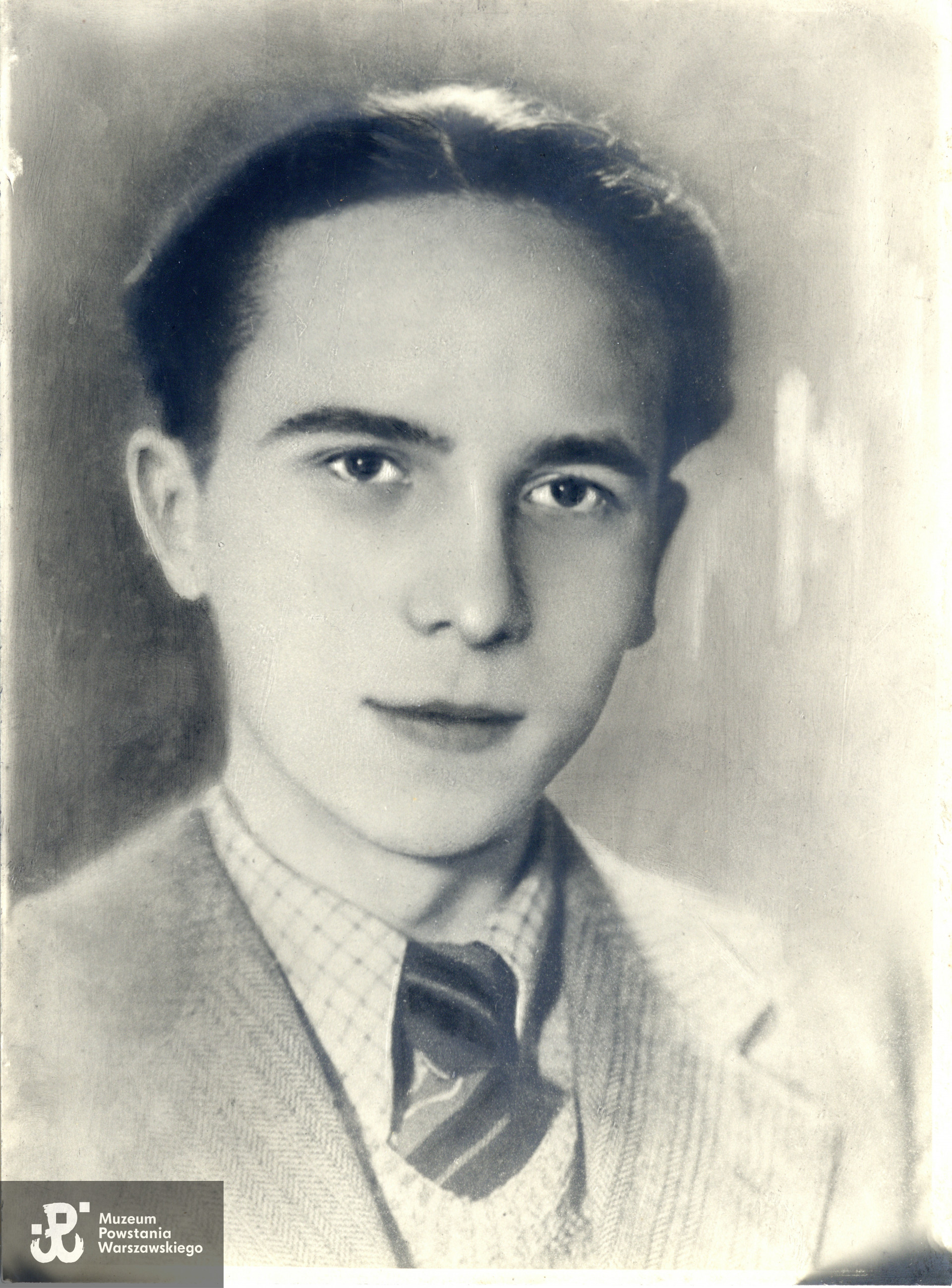 Zachowany w zbiorach rodzinnych portret Edwarda Kwiatkowskiego ps. Czarny - 1944 rok. Fot. ze zbiorów rodzinnych,  udostępniły  p. Dorota Zbiegniewska-Lech i p. Anna Zbiegniewska-Lis, siostrzenice Powstańca. Skany wykonano w Muzeum Powstania Warszawskiego w lutym 2024 r. 