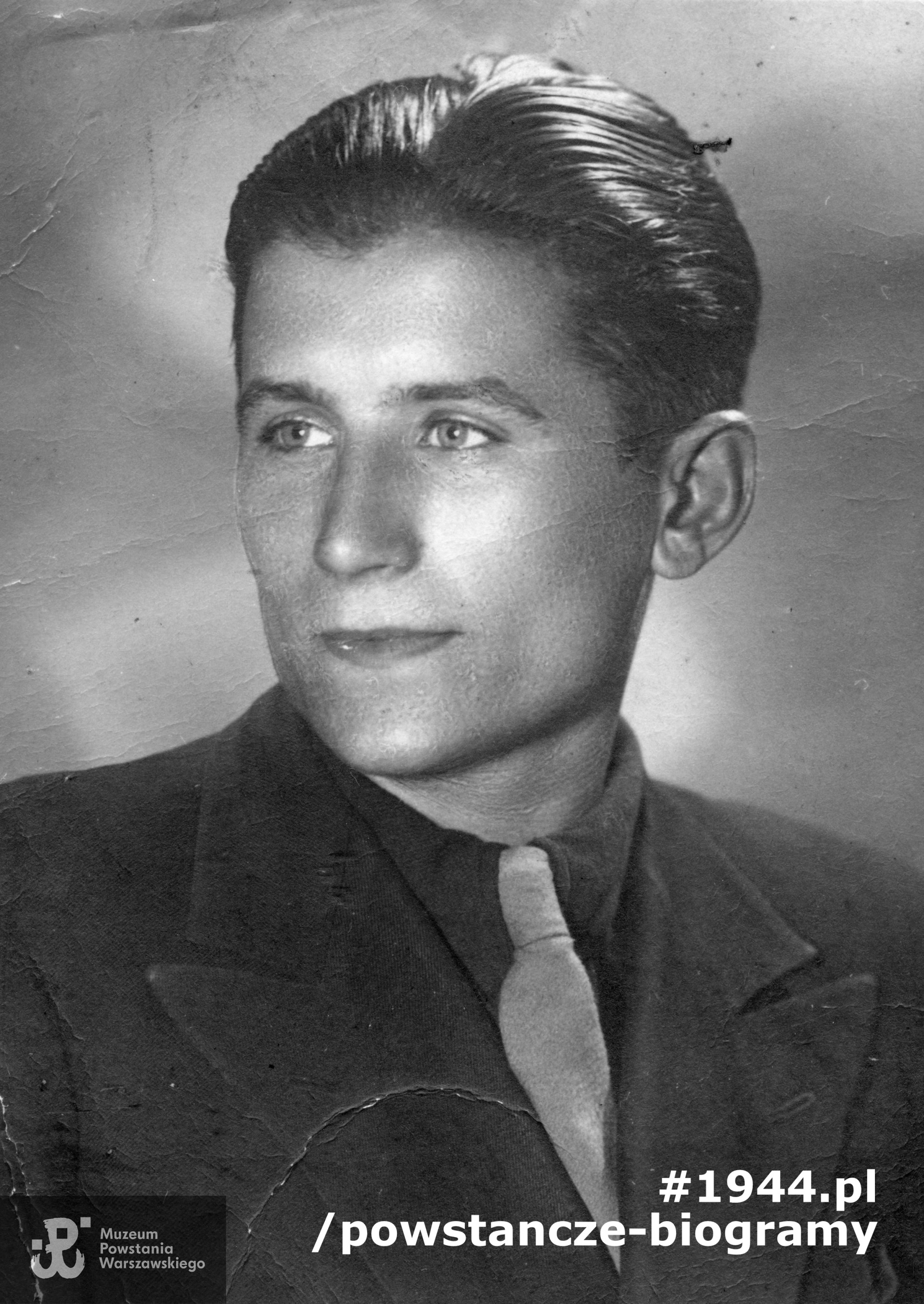 plut. Wacław Wawrzyniec Rosołowski "Wak". Fotografia portretowa załączona do pisma do ZBoWiD, ze zbiorów Muzeum Powstania Warszawskiego, sygn. MPW-IP/5832