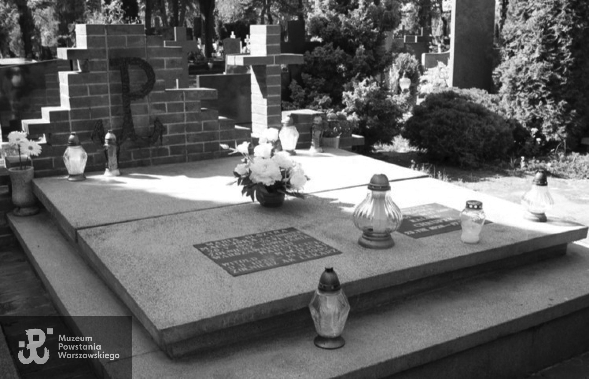 Olsztyn, Cmentarz komunalny  przy ul. Poprzecznej 9B, kwatera 14B, rząd 4, grób 4.  Pochowana wraz z siostrą.