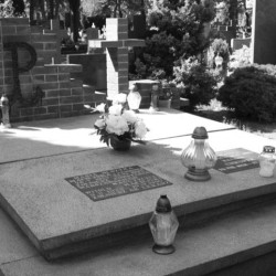 Olsztyn, Cmentarz komunalny  przy ul. Poprzecznej 9B, kwatera 14B, rząd 4, grób 4.  Pochowana wraz z siostrą.