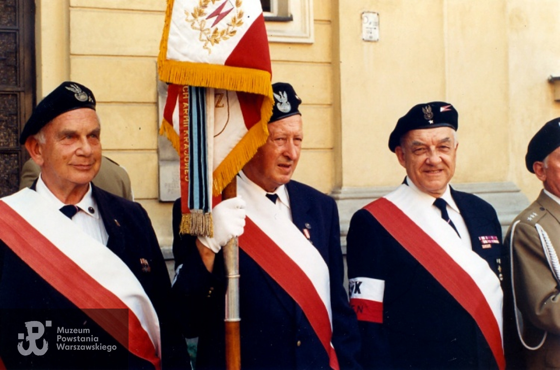 Dionizy Piotr Mazur "Piotrek" (pierwszy od lewej) w poczcie sztandarowym 7 Pułku Ułanów Lubelskich AK - "Jeleń" przed Kościołem Garnizonowym przy placu Krasińskich w czasie obchodów  50 rocznicy Powstania Warszawskiego.