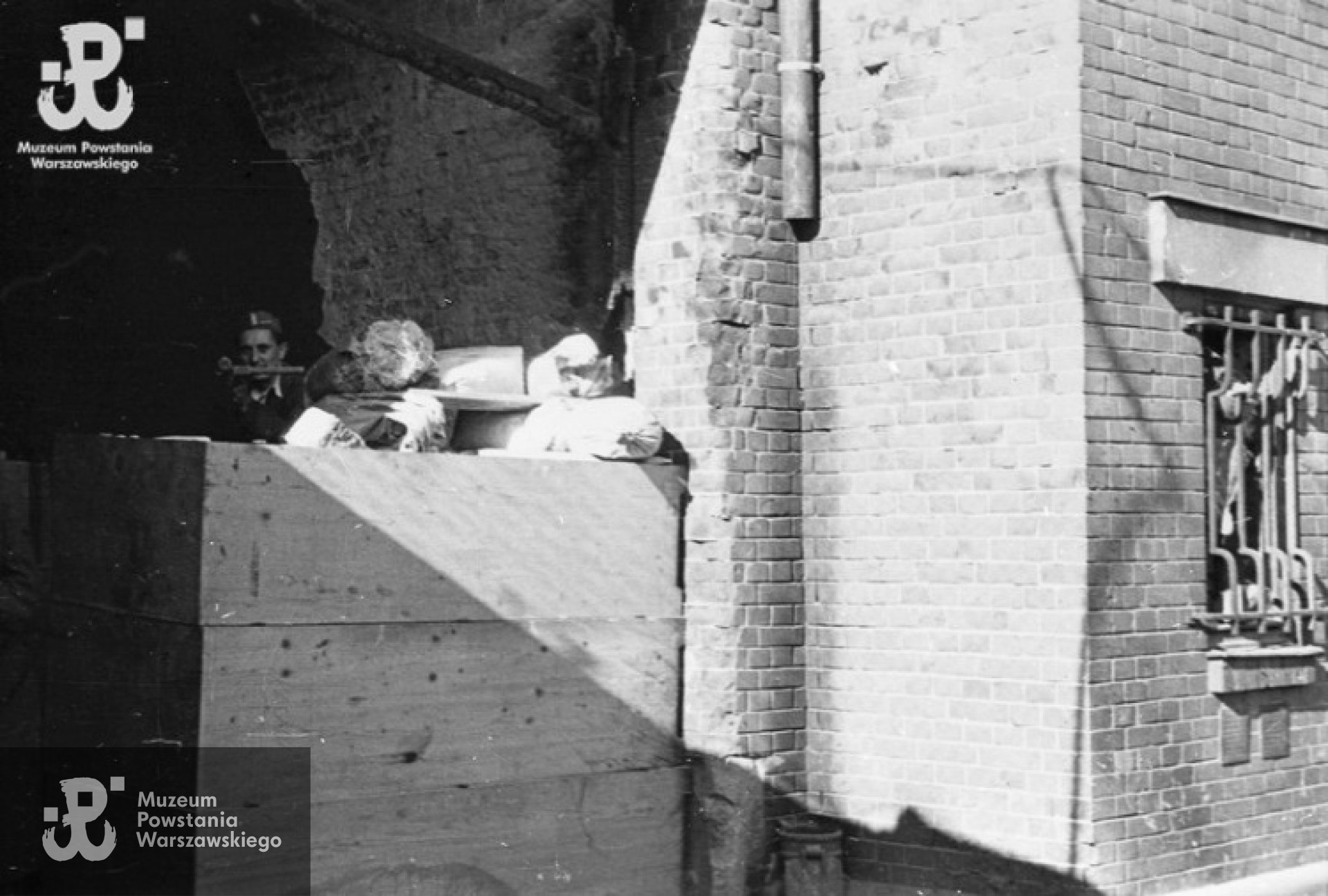 Stanowisko ogniowe w bramie zbudowane ze skrzyń wypełnionych gruzem - wewnętrzny  dziedziniec Poselstwa Czeskiego na Koszykowej 18.Ze zbiorów Fototeki MPW, sygn. MPW-IN/1467