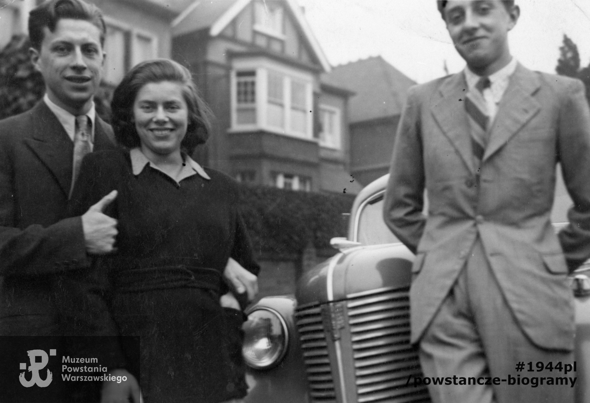 Londyn 1946 rok. Stoją od lewej: Mieczysław Skrobik "Zawada" (1921-2016), Alicja Skrobik z d. Natanson oraz młodszy brat Alicji - Wiktor Natanson ps. "Humięcki". Fot. z archiwum rodzinnego p. Wiktora Natansona.