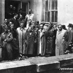 Fotografia z Powstania Warszawskiego, II połowa września 1944 r. Pogrzeb syna płk Albina Sobocińskiego 