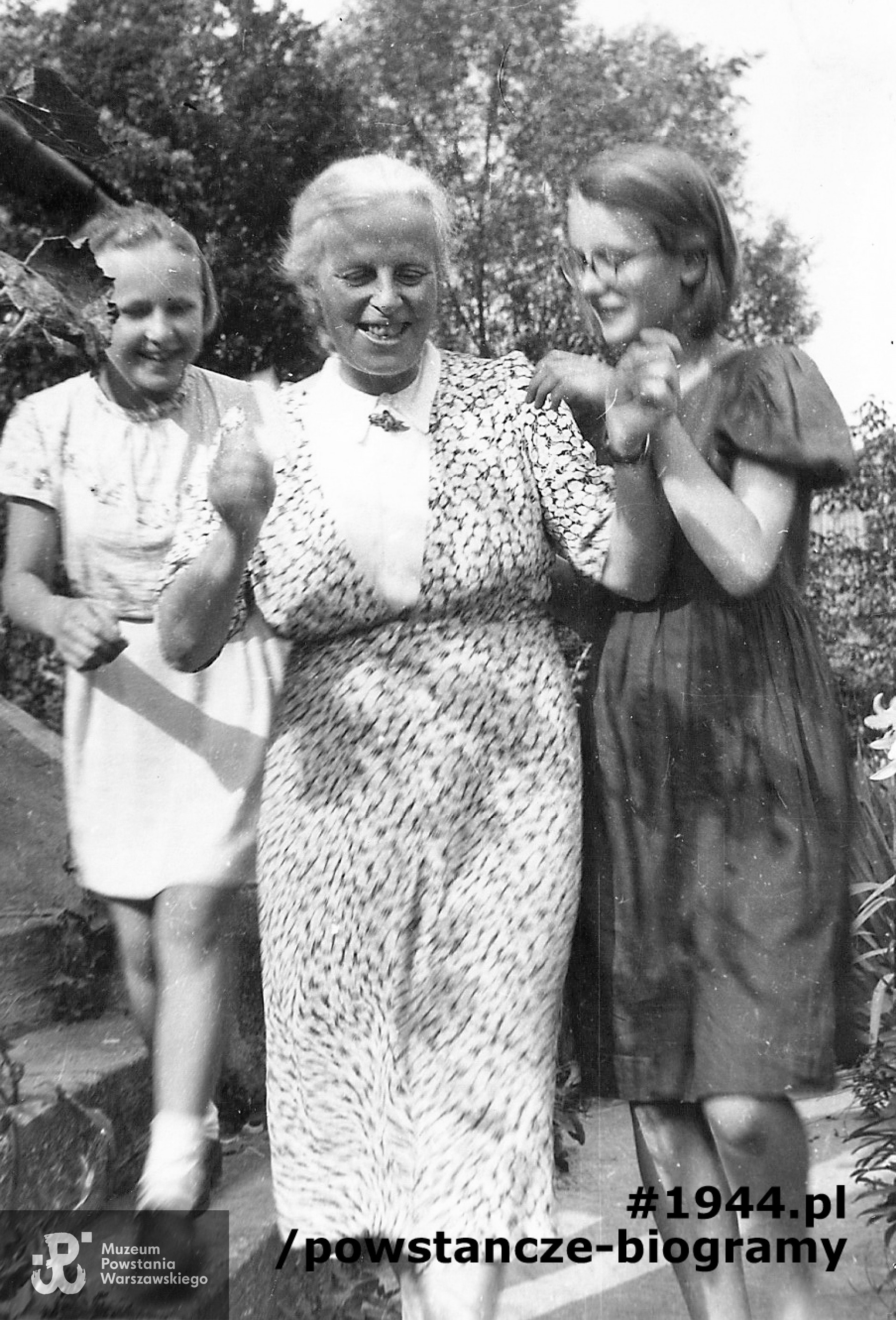 Dobczyce, lipiec 1944 roku.  Od lewej Zosia Urbańczyk, Wela Karasiówna, Basia Siewierska. Fot. z archiwum rodzinnego Jerzego Urbańczyka, udostępnił p. Stanisław Malara