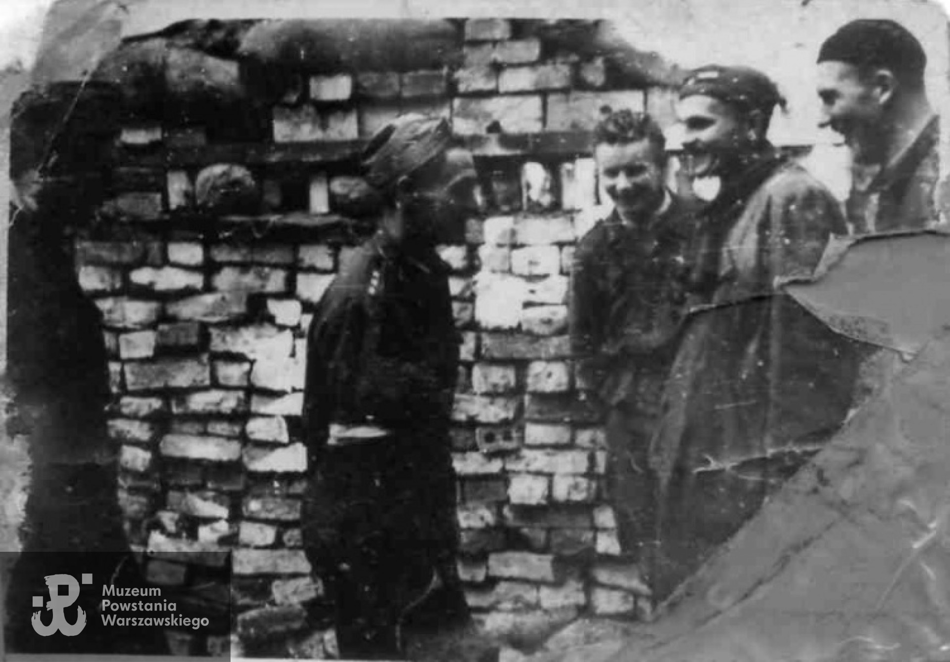 Powstanie Warszawskie - Śródmieście, trzeci z prawej Zbigniew Koc "Aleksander"