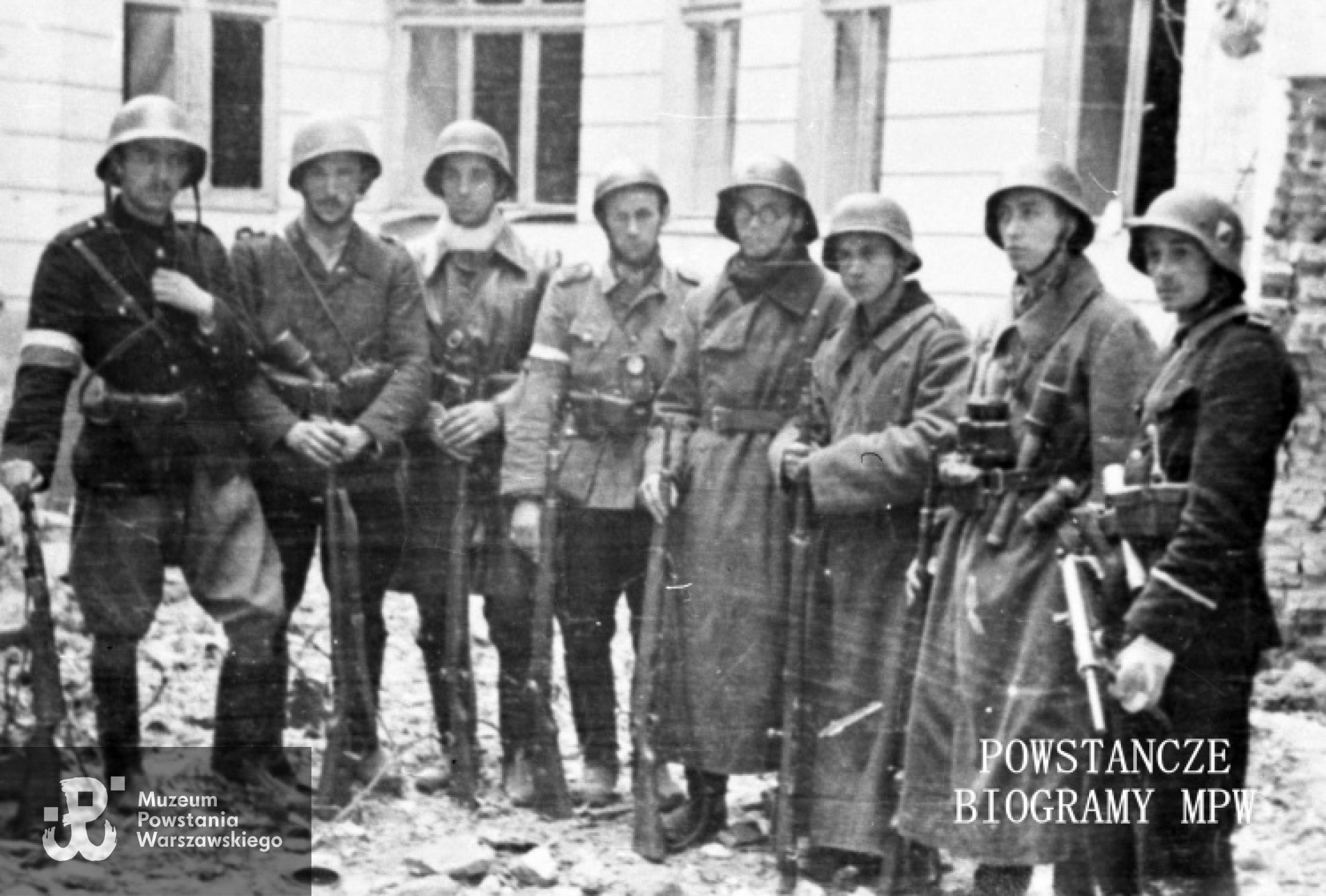 7 października 1944 r. Grupa żołnierzy plut. NSZ "Sikora" w składzie 2 komp. "Ziuk" Batalionu "Miłosz" na podwórzu kamienicy w Śródmieściu Południowym. Pierwszy z lewej stoi ppor. Henryk Czapczyk "Mirski", drugi od prawej plut. pchor. Jerzy Jankowski "Bożym", trzeci od prawej kpr. Włodzimierz Jakimowicz "Szczapa". Fot. ze zbiorów Muzeum Powstania Warszawskiego, sygn. MPW-IN/3538