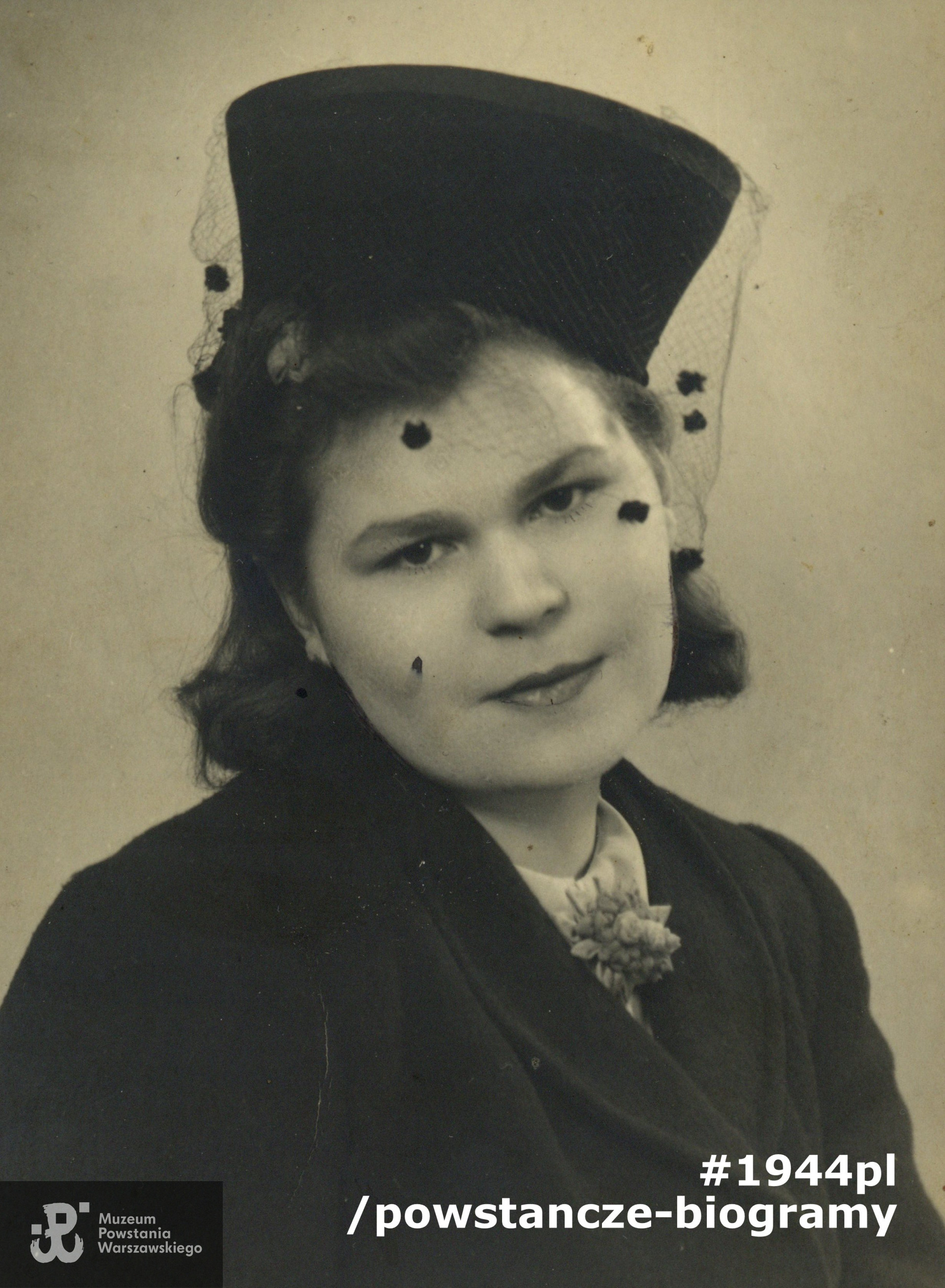 Zdjęcie datowane na 17 maja 1943 roku. Na odwrocie dedykacja: <i> Mojej Kochanej "Dziuńce" z prośbą o pamięć, ofiaruje swą podobiznę  Hanusia."</i> Fotografia z kolekcji prywatnej, udostępnił Patryk Stefański