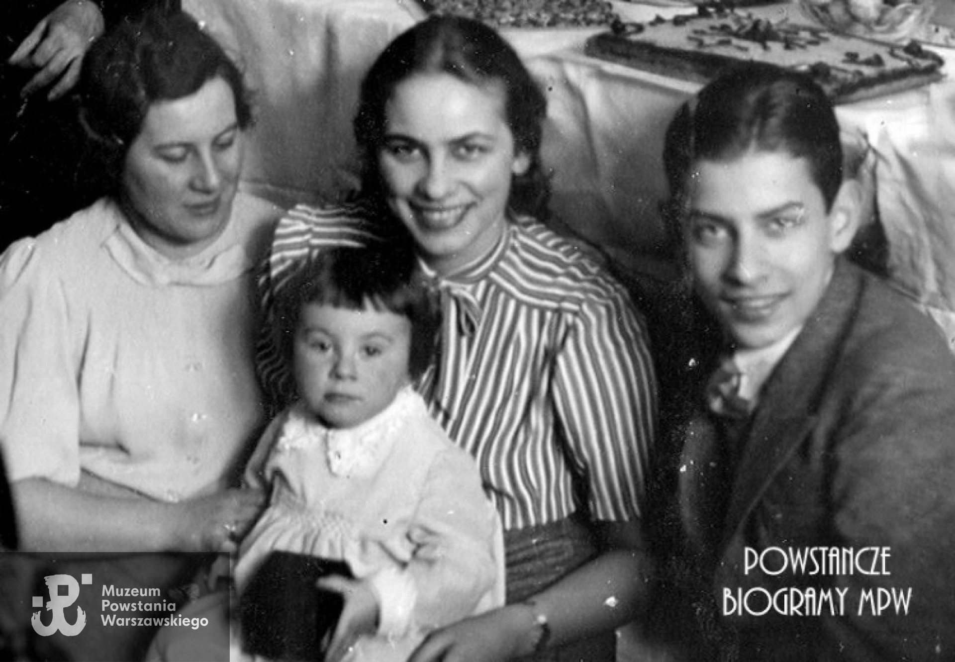 Pierwszy z prawej brat Wandy Stanisław Gromulski "Ruskin", druga od prawej - Wanda. Obydwoje polegli podczas Powstania Warszawskiego - Wanda 3 sierpnia na terenie Politechniki Warszawskiej, ciężko ranny Staszek zmarł w szpitalu polowym przy ul. Śliskiej  dnia 6 sierpnia 1944 r. Po wojnie zostali pochowani zostali przez matkę razem, w jednej mogile na kwaterze batalionu "Miotła" na Powązkach Wojskowych. Fot. udostępniła Magdalena Ciok.