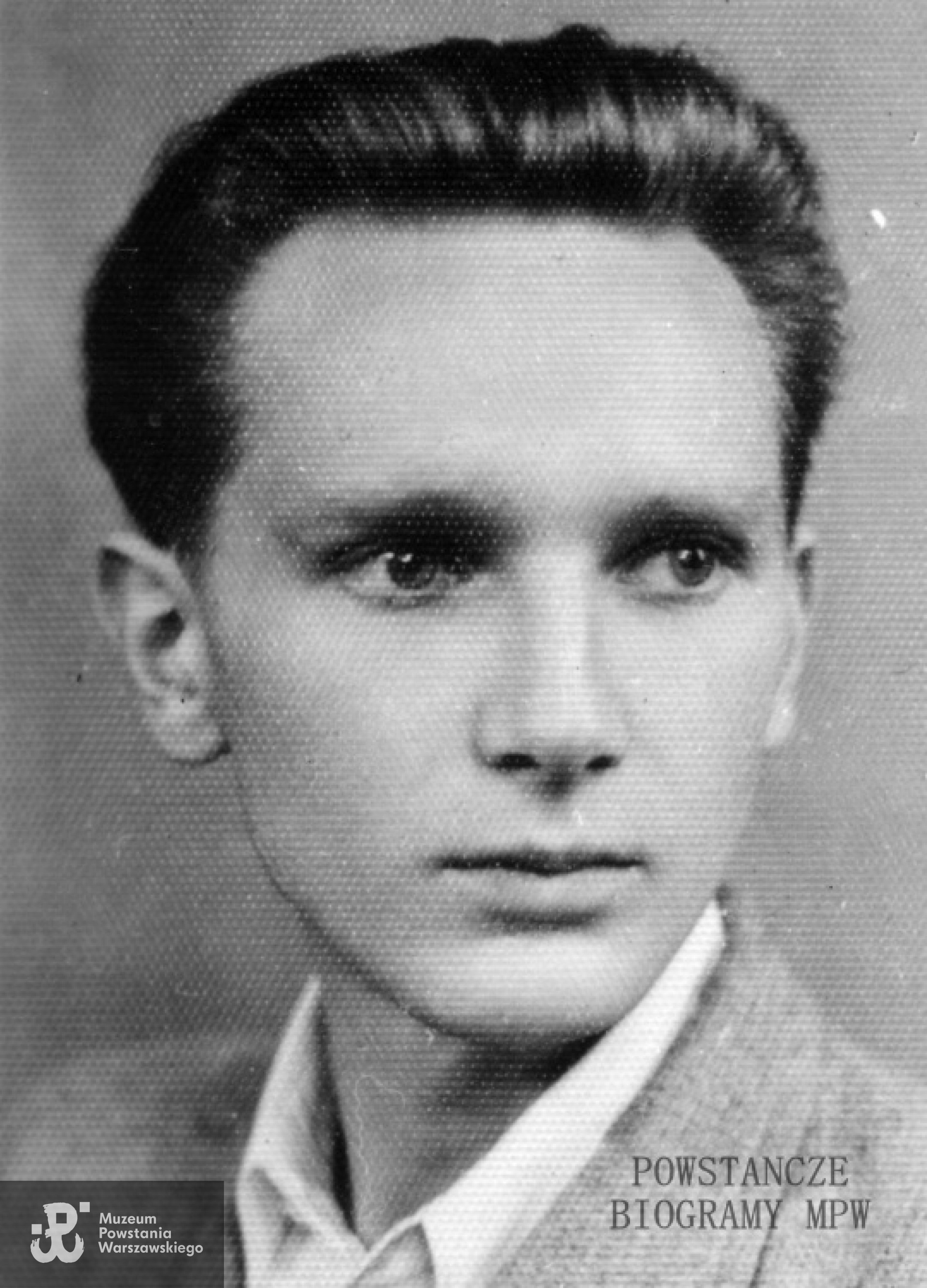 Jerzy Witold Nowak "Dwumian". Fotografia legitymacyjna - lata 40-te. Fot. ze zbiorów Muzeum Powstania Warszawskiego, sygn. MPW-IP/2151