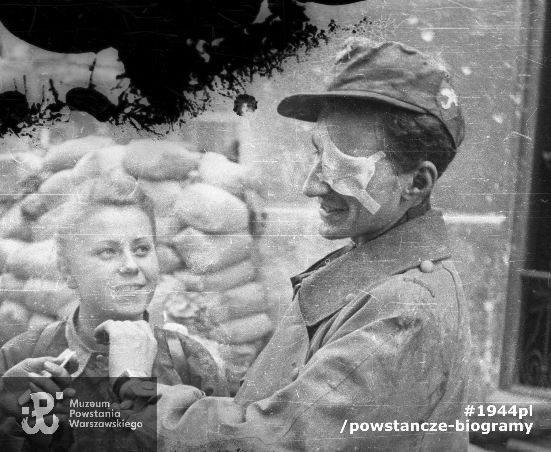 Fotografia z Powstania Warszawskiego,  Śródmieście Północne. Maria Stypułkowska-Chojecka ”Kama„ i ranny Krzysztof Palester ”Krzych„ z batalionu ”Parasol„ po wyjściu z kanałów na ul. Wareckiej. Fragment szerszego ujęcia. Autorem zdjęcia jest Joachim Joachimczyk, MPW-IN/10735.