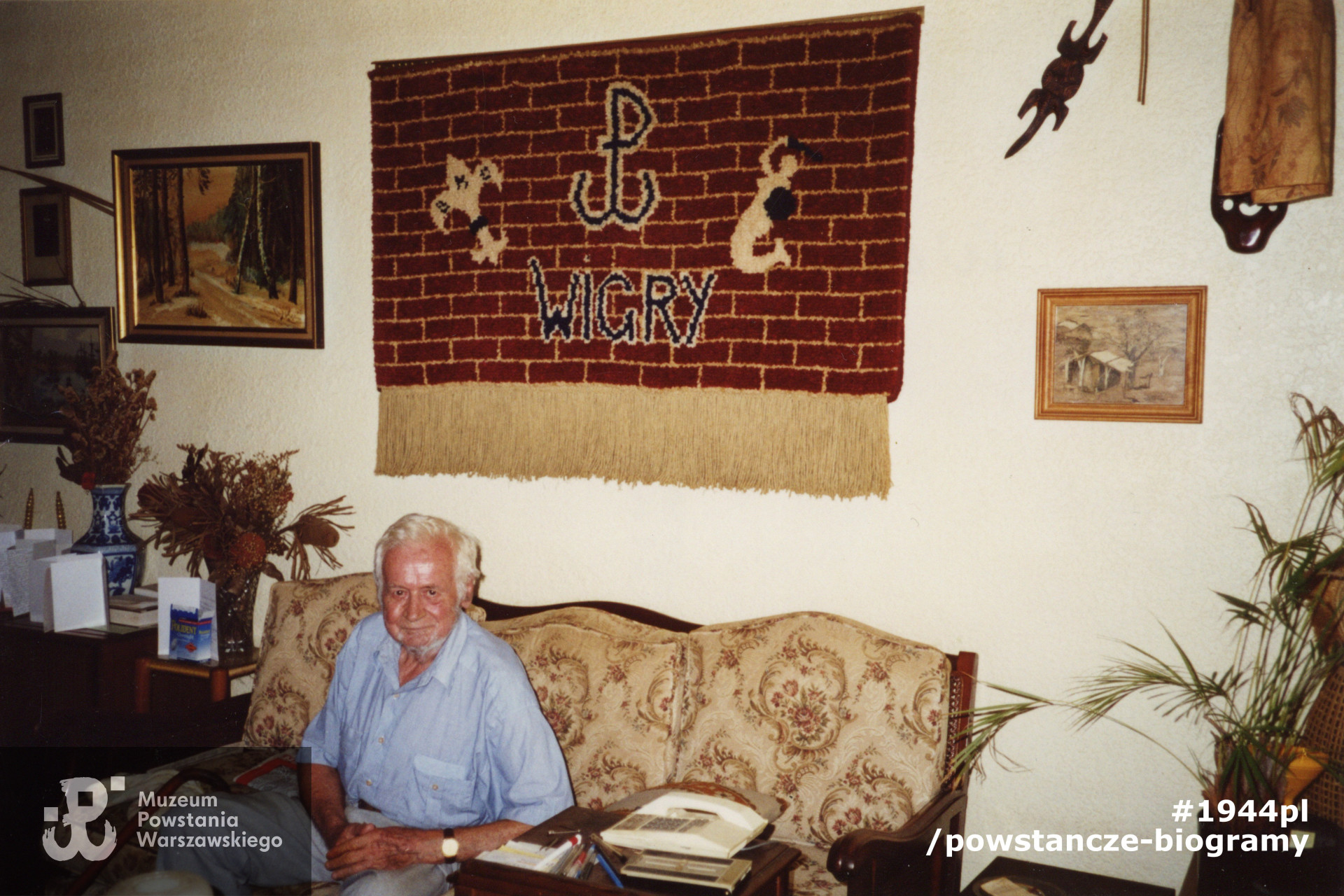 Marian Bruszewski w swoim domu w Australii. W tle widoczny kilim upamiętniający batalion "Wigry". Fot. z archiwum rodzinnego, udostępnił p. Leszek Przybylski