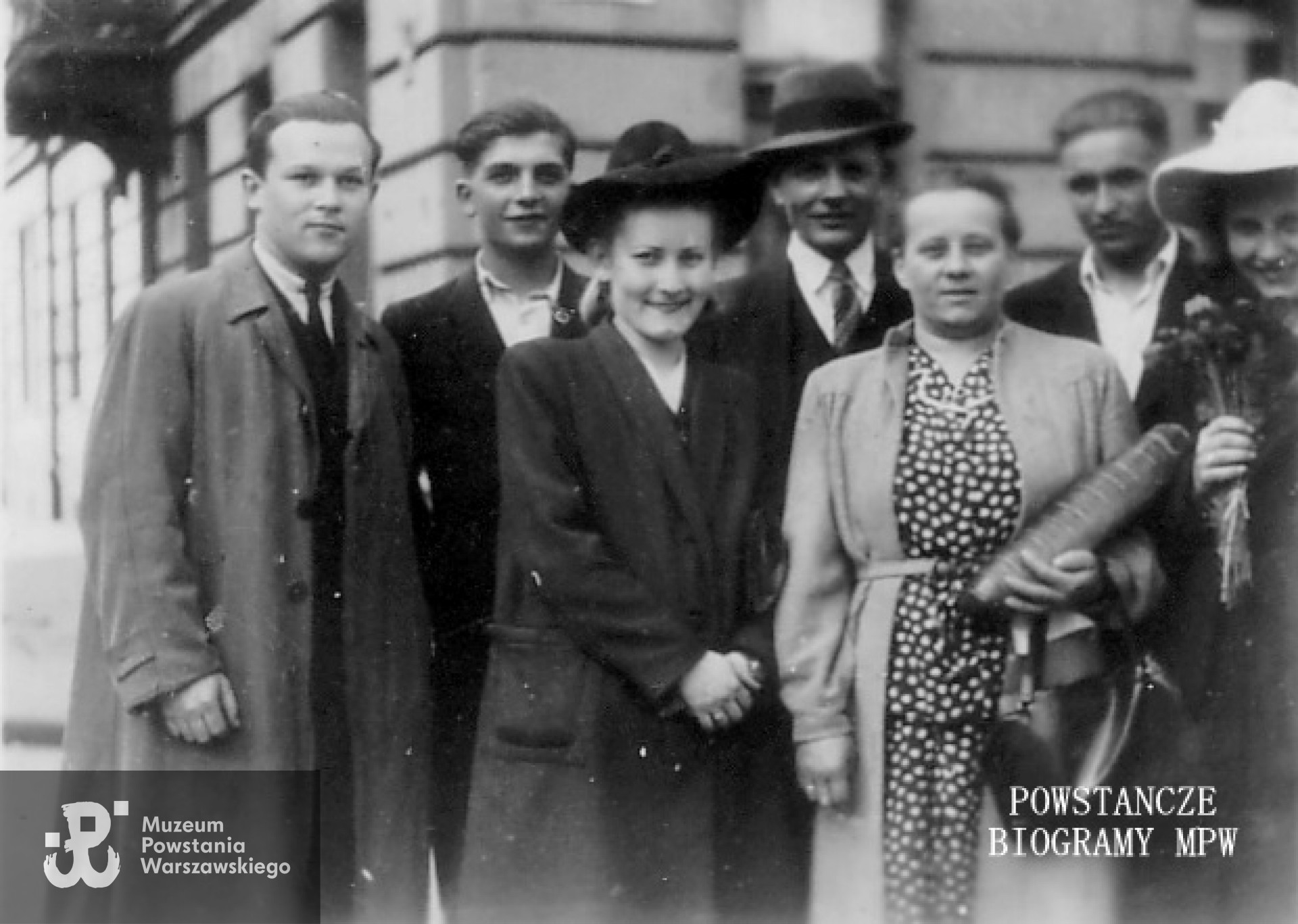 Tadeusz i Karolina ze znajomymi i rodziną. Okres okupacji. Fot. z archiwum rodzinnego Elżbiety Gorazdowskiej