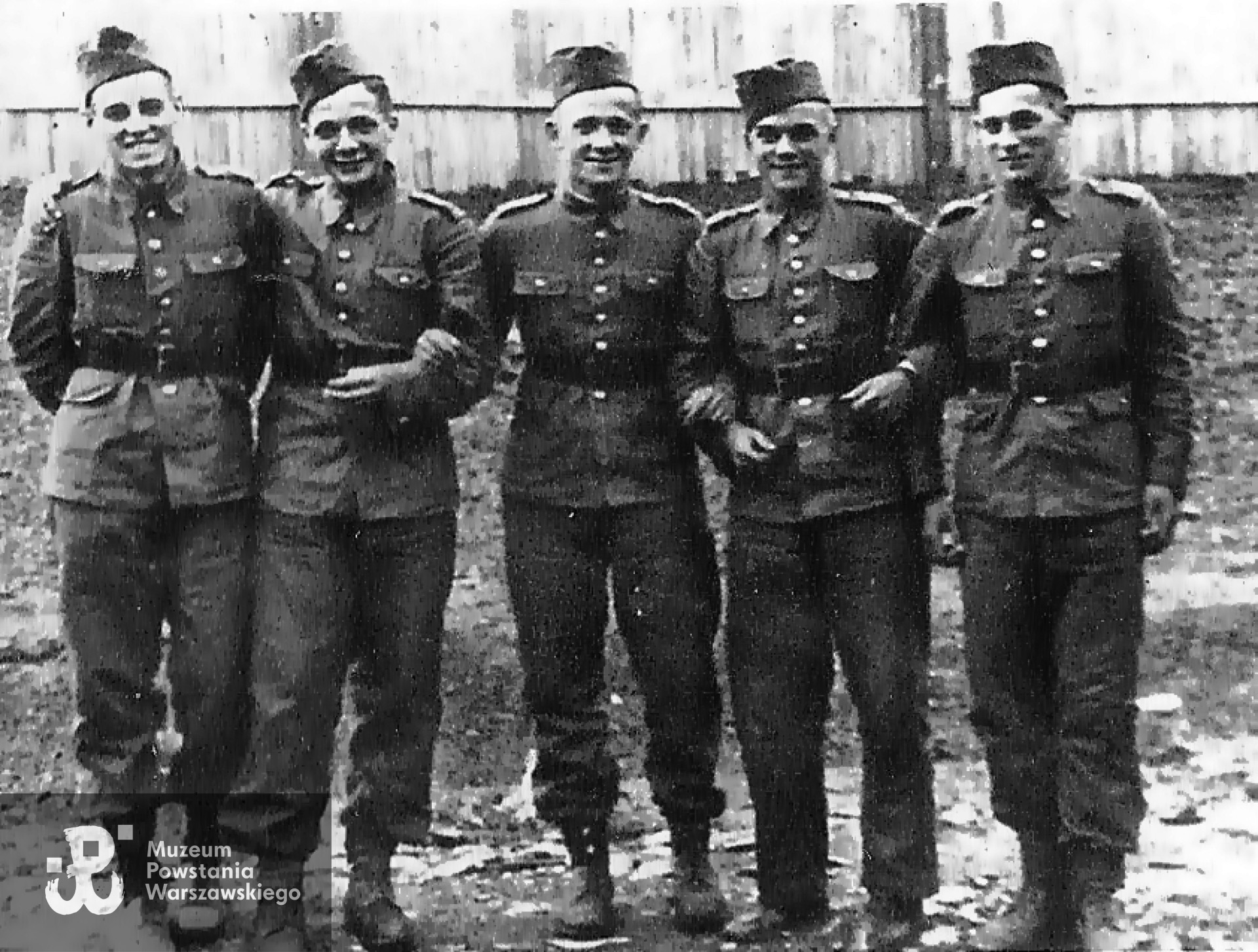 Podchorążowe - harcerze 16 WDH, od lewej: Jerzy Wojno, Wojciech Sarnecki, Andrzej Sanecki, Stanisław Potempski, Jerzy Gorzycki. Fot. za www.16wdh.pl.