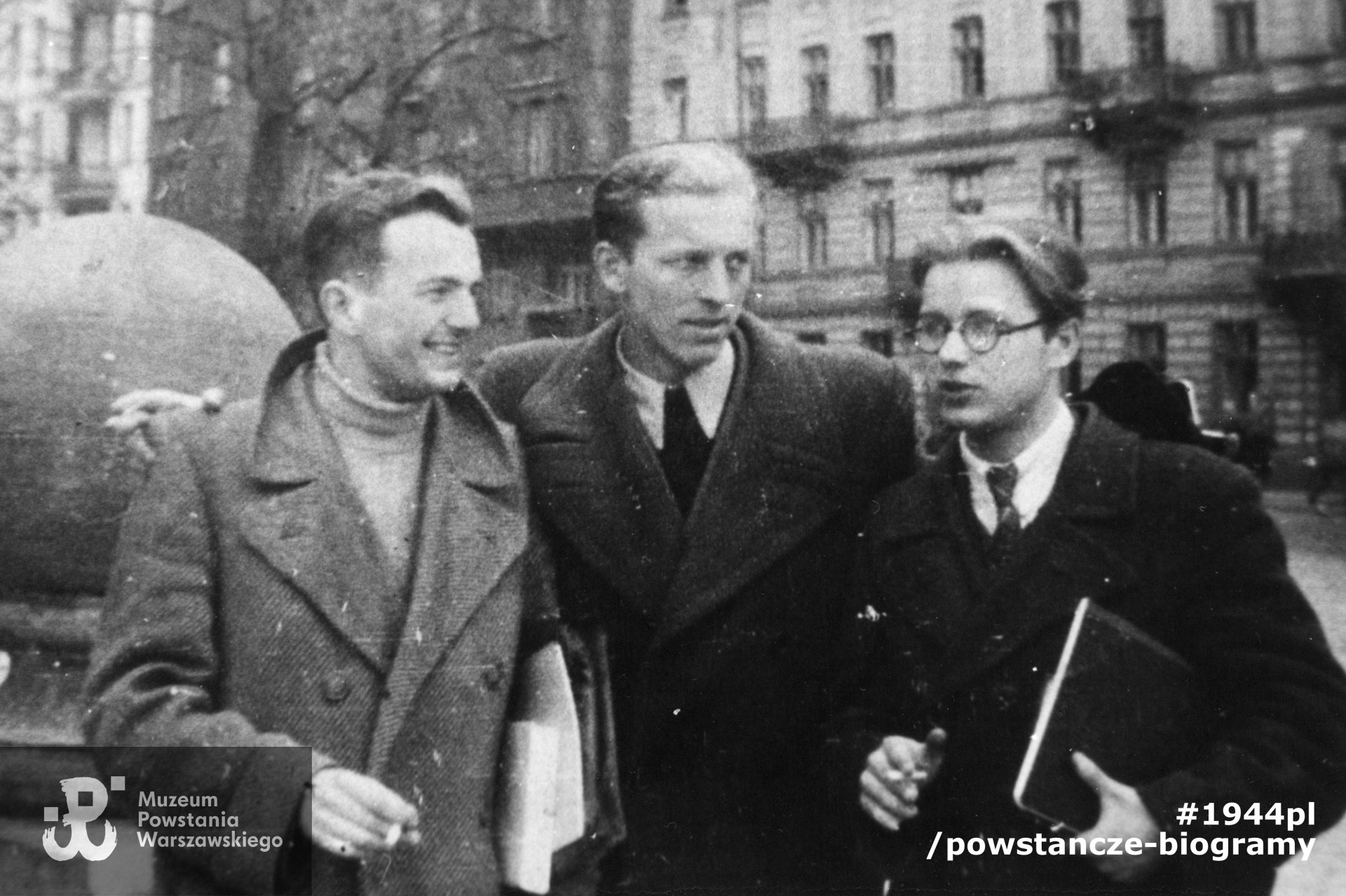 Fotografia z okresu okupacji. W środku kpr. pchor. "Wojsław" - Jerzy Pieterwas (1923-1944), zgrupowanie "Radosław" - batalion "Miotła". Fot. ze zbiorów Muzeum Powstania Warszawskiego, sygn. P/8649/16. Uwaga! na rewersie fotografii informacja o śmierci w rejonie Stawek. Adnotacja powojenna. Brak bliższych danych