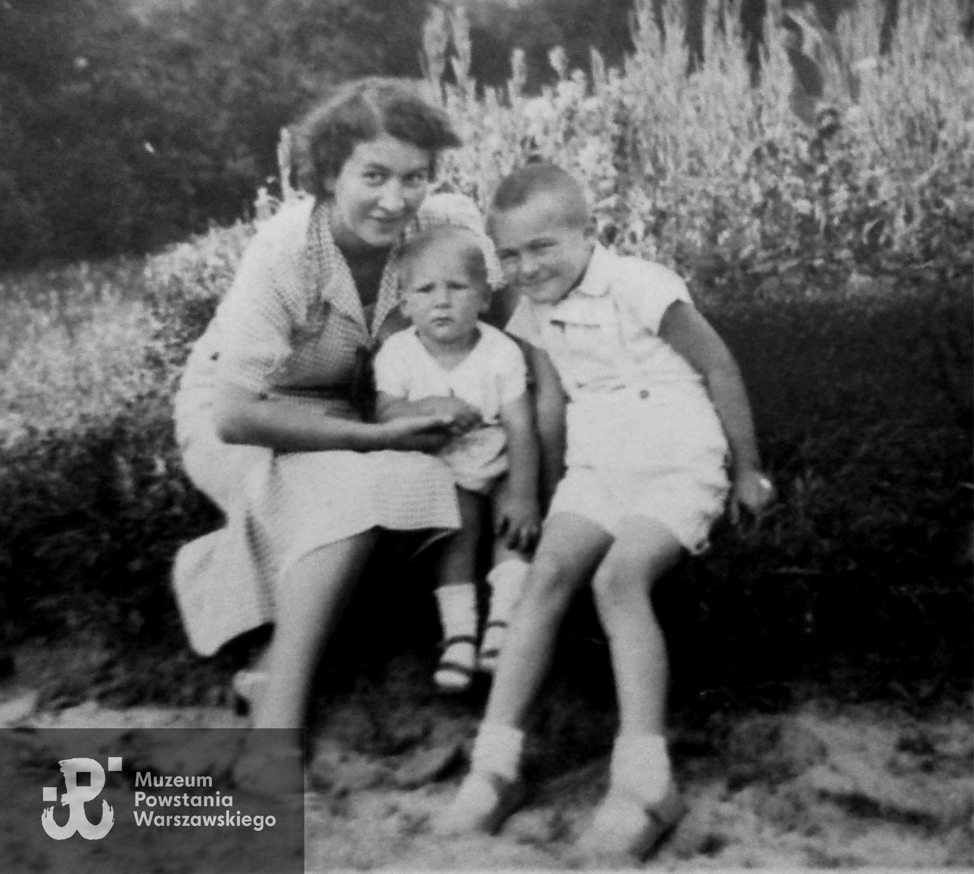  Maria Umińska z synami Andrzejem i Markiem, Rakowiec,  lato 1939 r. Fot. ze zbiorów rodzinnych, udostępnił p. Janusz Bielicki