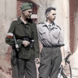 Okres Powstania : Andrzej Piekarski  ( na zdjęciu po lewej ) z kolegą Krystynem Plewko. Fotografię w sierpniu 1944 r. wykonał  fotoreporter IV Rejonu strz. Zygmunt Kukieło 