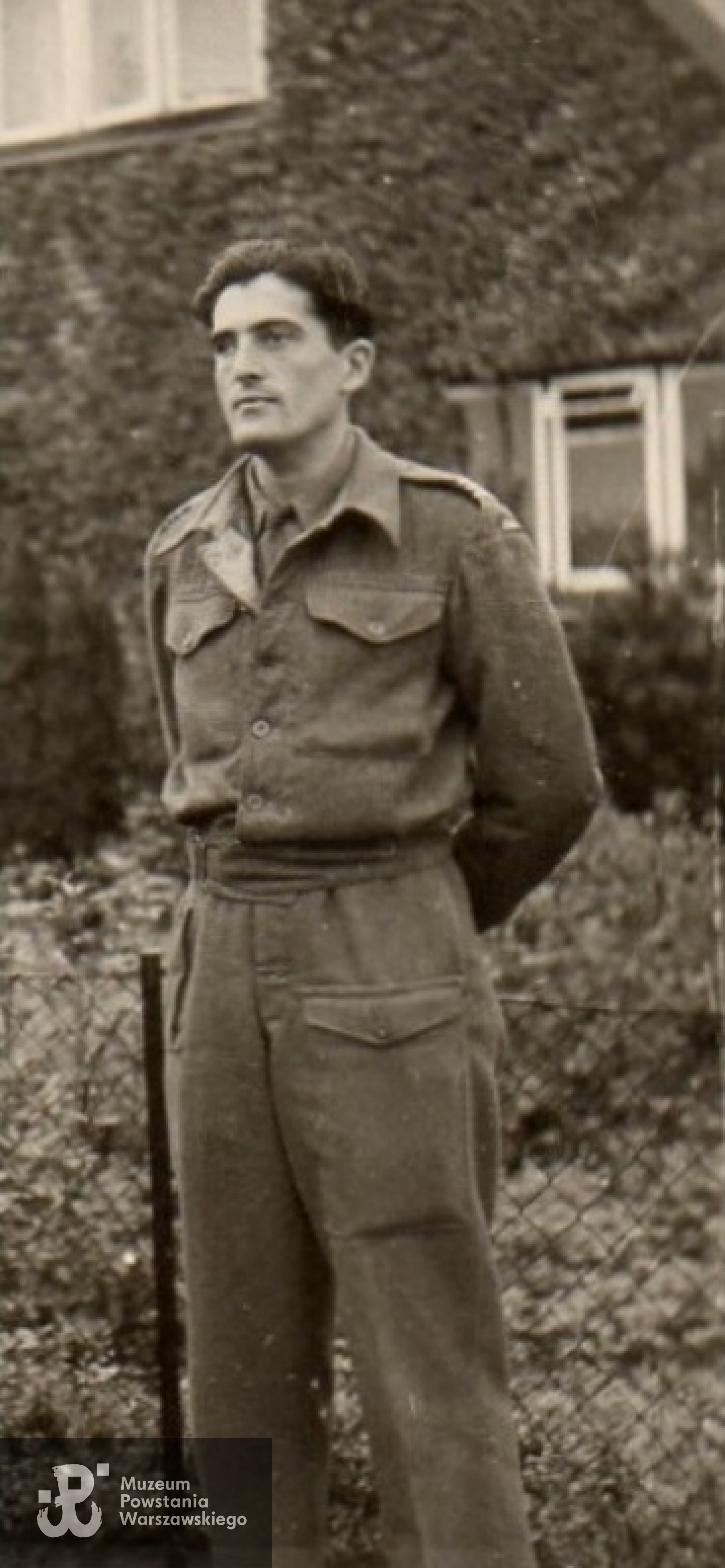 Adolf Kamiński w mundurze wojskowym podczas służby w  2 Korpusie Polskim. Anglia, 1946 rok. Fot. z archiwum rodzinnego p. Edwarda Kamińskiego.