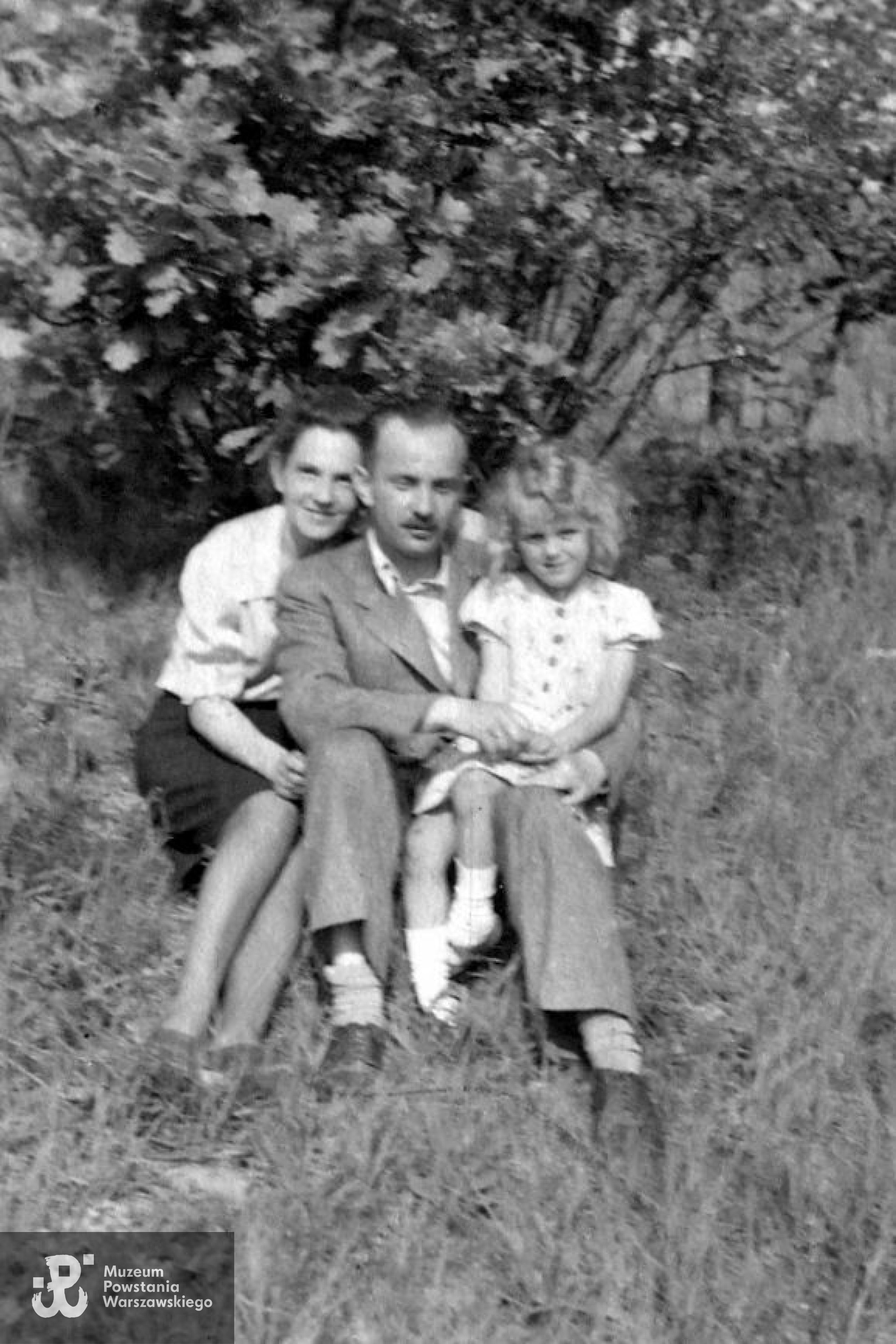 Z żoną i córką, z którymi wychodził z Warszawy z Powstania Warszawskiego. Fot. ze zbiorów rodzinnych, skan udostępnił p. Krzysztof Wierzbicki, syn Powstańca.