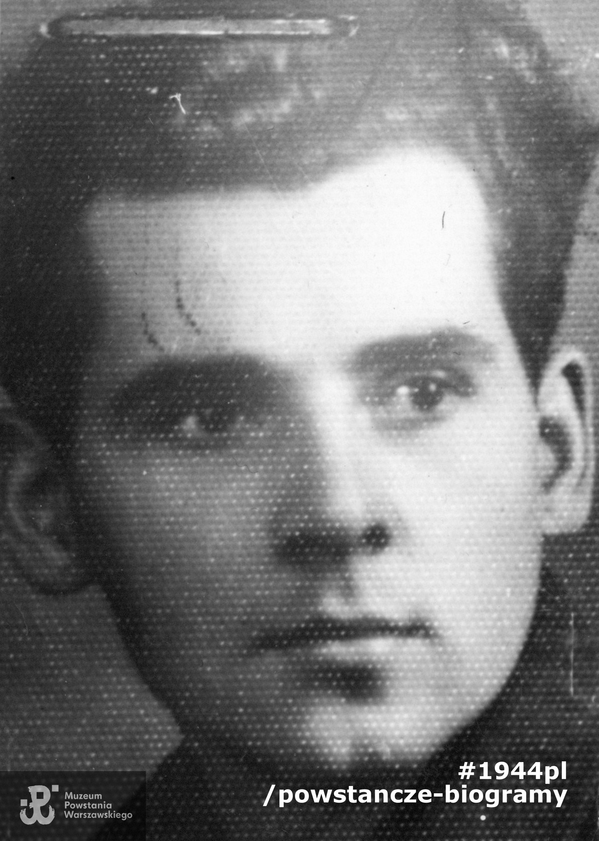 strz. Zygmunt Frączkowski (1929-1989).  Fotografia portretowa wykonana ok. 1947 roku,  ze zbiorów rodzinnych, udostępniła p. Dagmara Leś z domu Frączkowska. Skan wykonano w Muzeum Powstania Warszawskiego podczas Obchodów 77. rocznicy wybuchu Powstania Warszawskiego