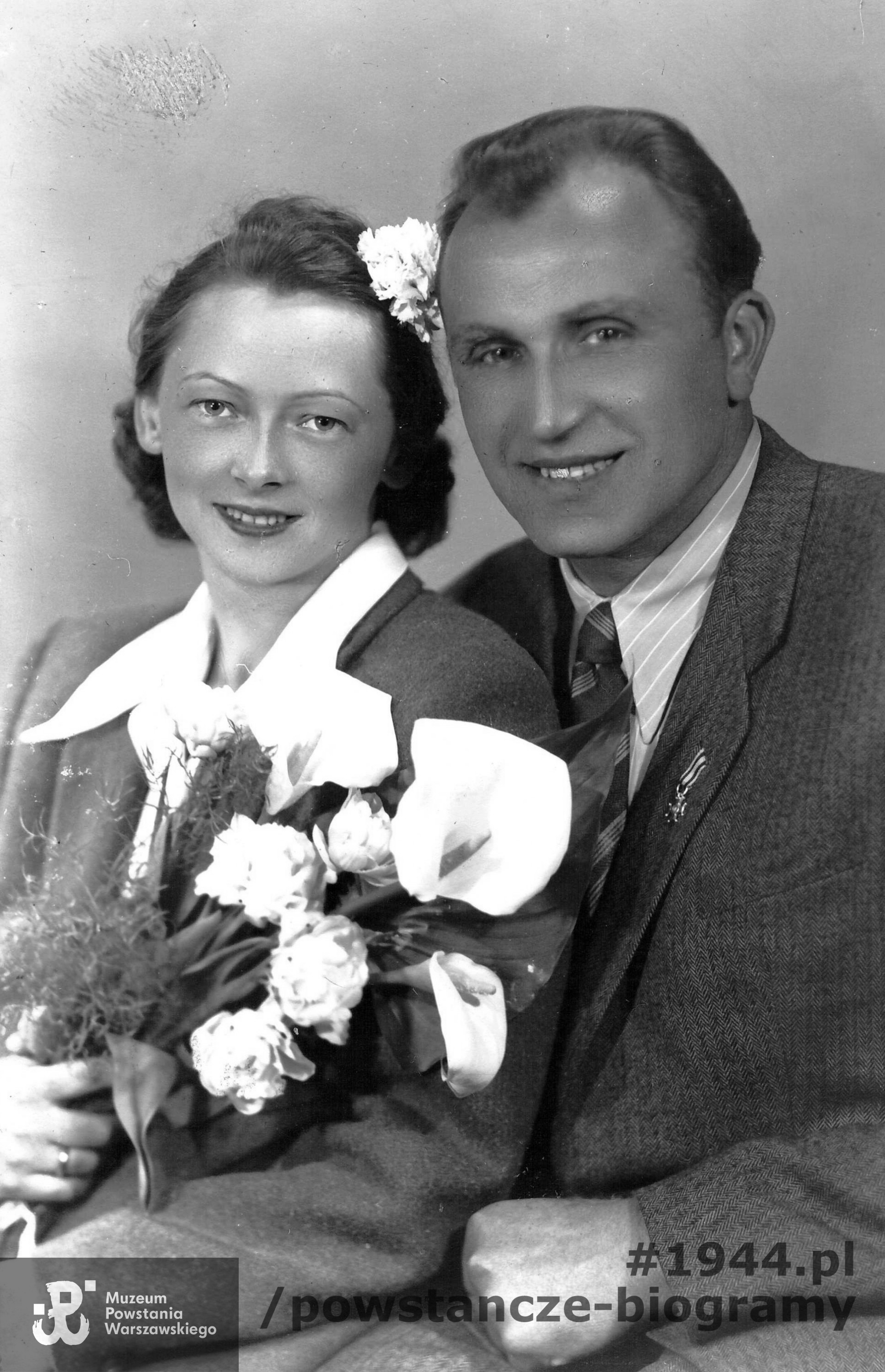 Fotografia ślubna Ludwika Śmigielskiego, na rewersie dedykacja ślubna,  30.04.1947 r. Fot. ze zbiorów Muzeum Powstania Warszawskiego, sygn. P/8685,  dar p.  Marii Teresy Szczawińskiej.