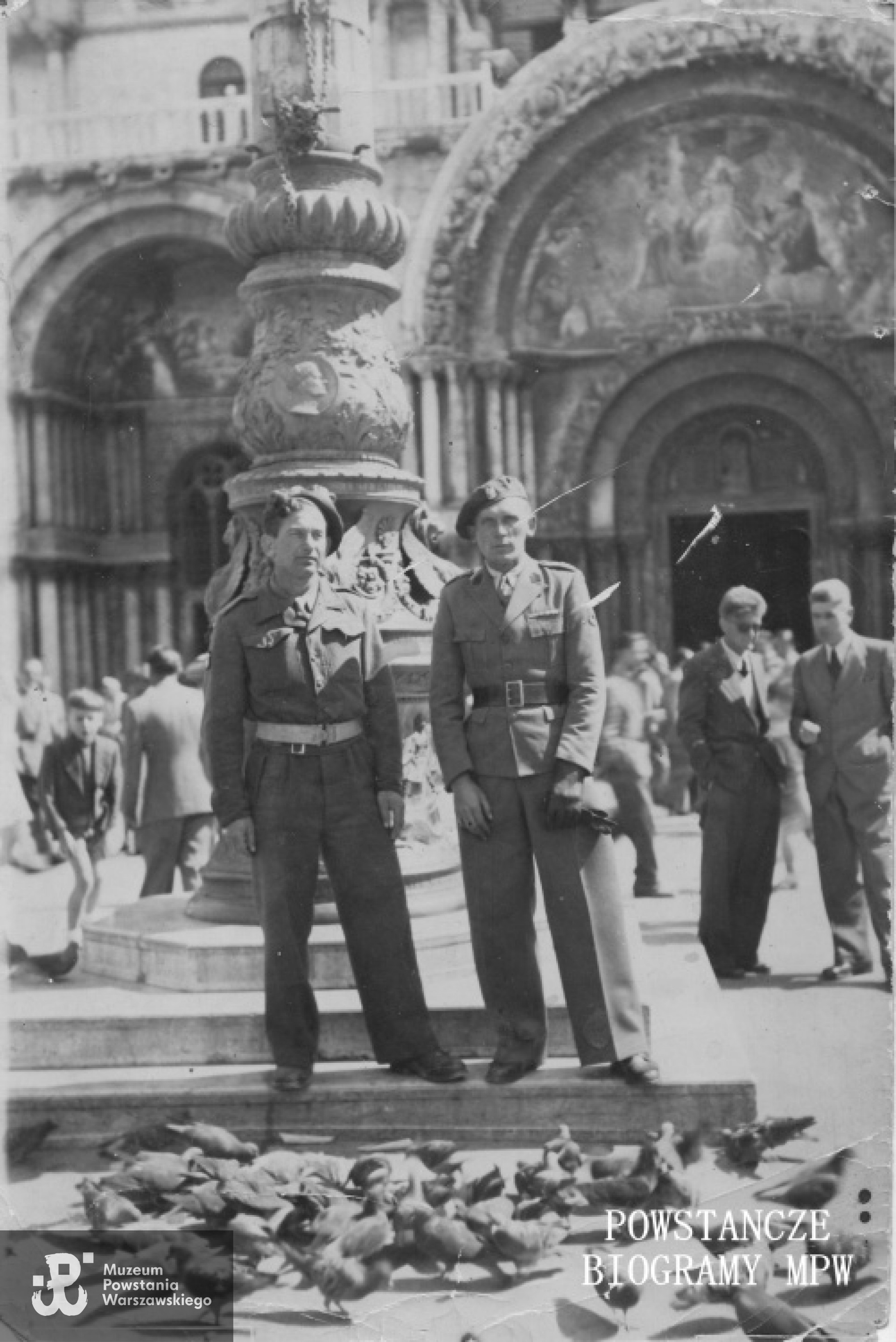 Rzym, Plac Św. Marka, 1946 rok.Władysław Manugiewicz na zdjęciu po lewej.  Fot. archiwum rodzinne