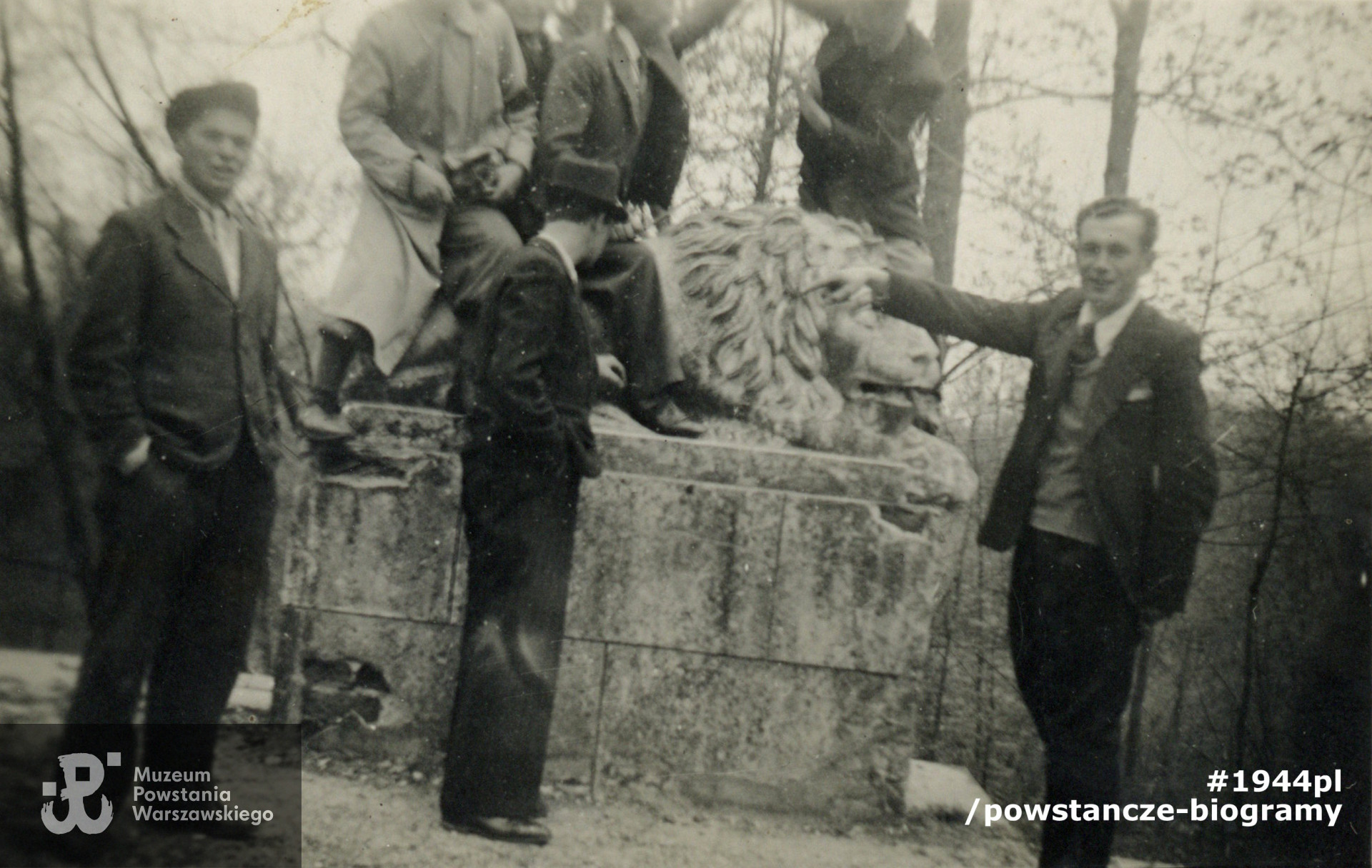 Fotografia z okresu okupacji, wykonana na terenie Parku  Natolińskiego. Chłopcy przy pomniku lwa - Jan Słabik stoi pierwszy z prawej strony. Fot. z archiwum rodzinnego p. Barbary Brzeszczak zd. Kurkowskiej