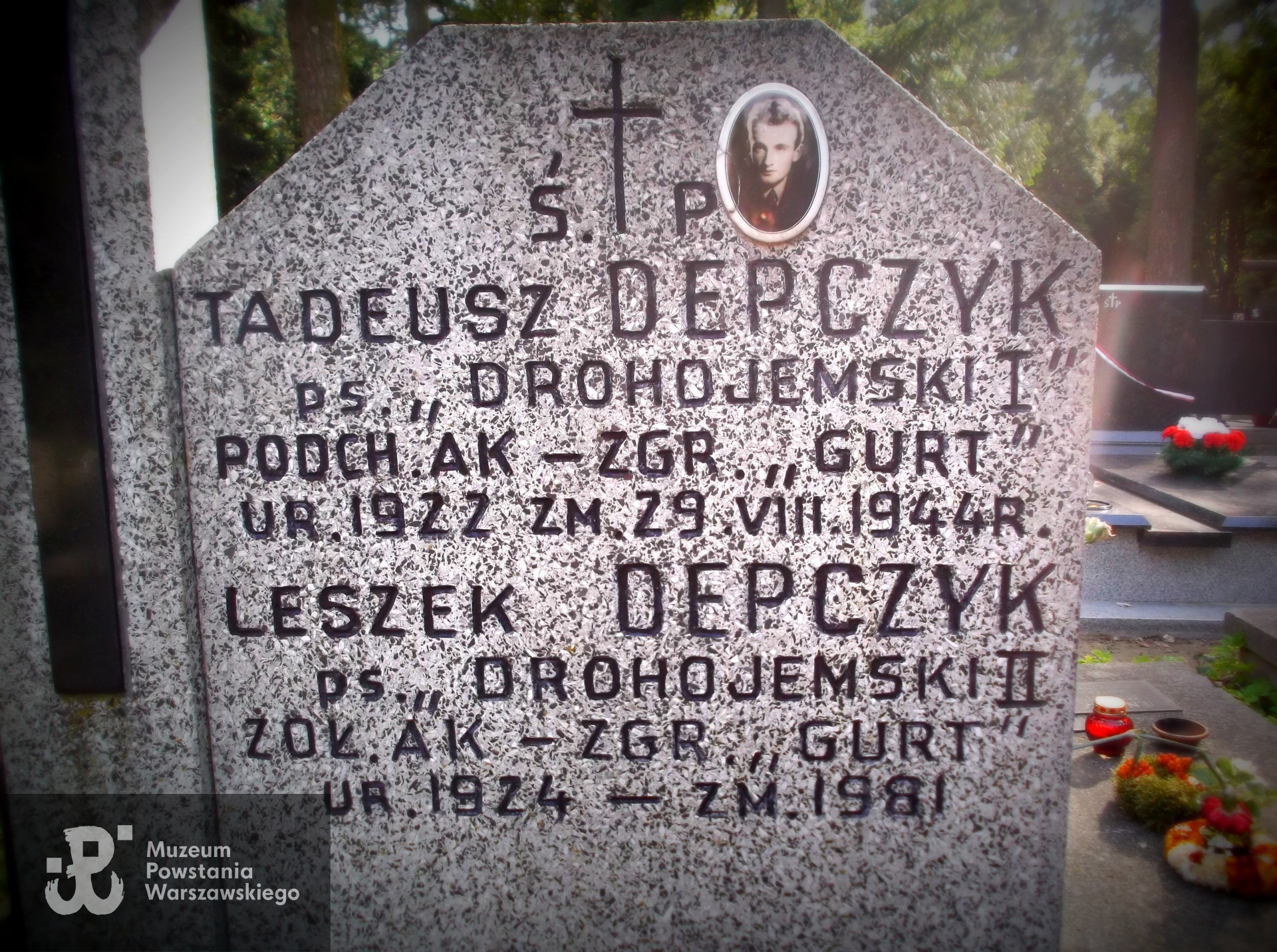  Cmentarz Wojskowy na Powązkach, kwatera A 23, rząd 9, grób 10, miejsce pochowania Tadeusza i Leszka Depczyków. Fot. udostępniła p. Anna Szarejko