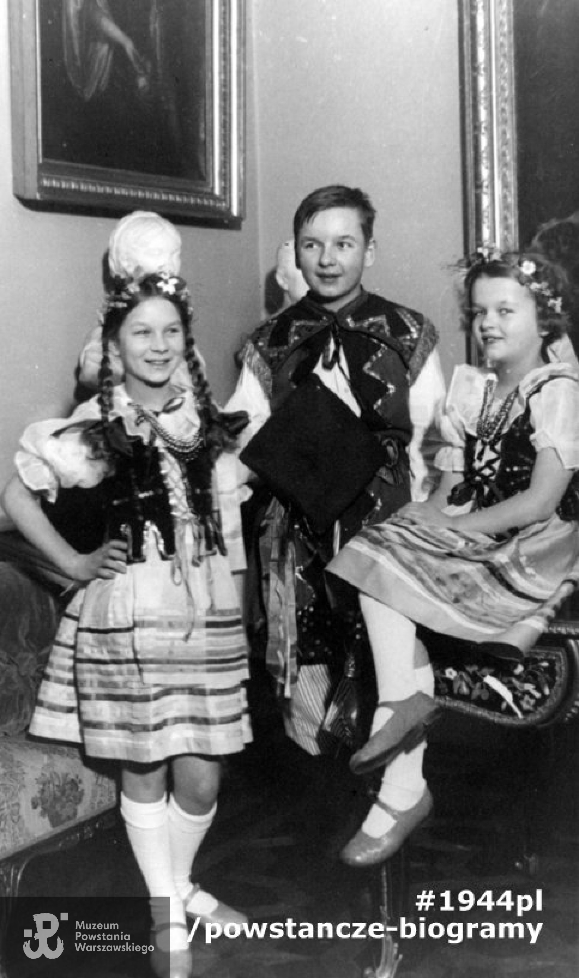 Bal kostiumowy w Wilanowie, prawdopodobnie 1936 rok. Od lewej Teresa, Jan i Anna Potuliccy. Fot. ze zbiorów rodzinnych, udostępniła p. Maria Łatyńska, siostrzenica Powstańca. Skany wykonano w Muzeum Powstania Warszawskiego we wrześniu 2021 r. 