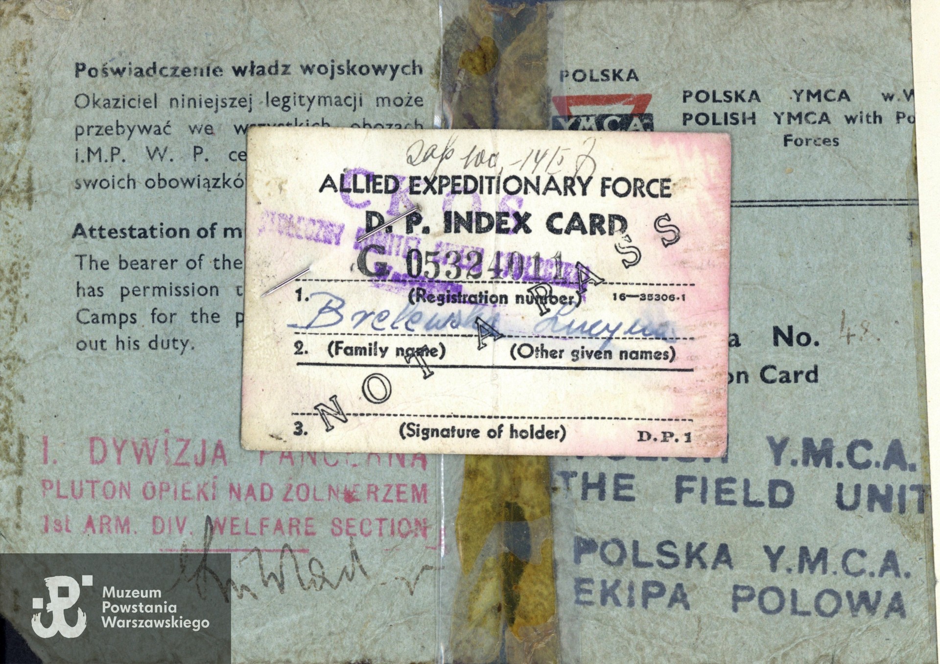 Allied Expeditionary Force D.P. Index Card wystawione na nazwisko Lucyna Brelewska, pod spodem legitymacja YMCA z widocznymi stemplami: "Polska YMCA, Ekipa Polowa" oraz  I Dywizja Pancerna - pluton opieki nad żołnierzami. Ze zbiorów rodzinnych, do wykonania skanu udostępniła p. Aleksandra Wolnicka. Skany wykonano w Muzeum Powstania Warszawskiego 02/2025