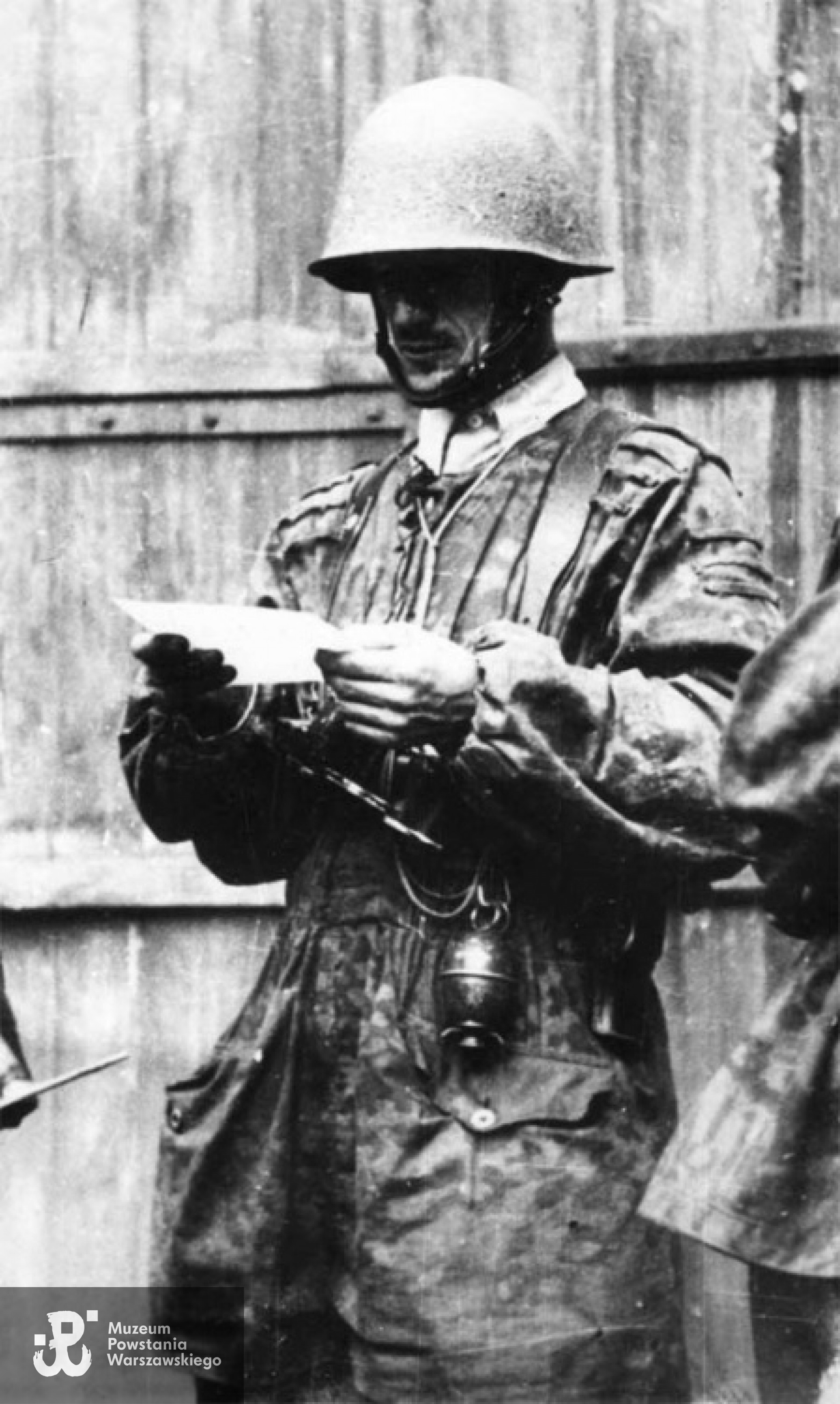 Kpt. "Prus" podczas Powstania Warszawskiego. Uwagę zwracają jego mundur, ekwipunek i uzbrojenie. Na głowie polski hełm bojowy wz. 31. Popularna "panterka" to SS-mańska Tarnschlupfjäcke M-42/II w kamuflażu "Rauchtarnmuster" - "rozmyte plamy". Bluza pochodzi z magazynów SS zdobytych 1-go sierpnia na ul. Stawki. Do pasa przyczepiony jest niemiecki granat "jajko" - Eihandgranate 39.