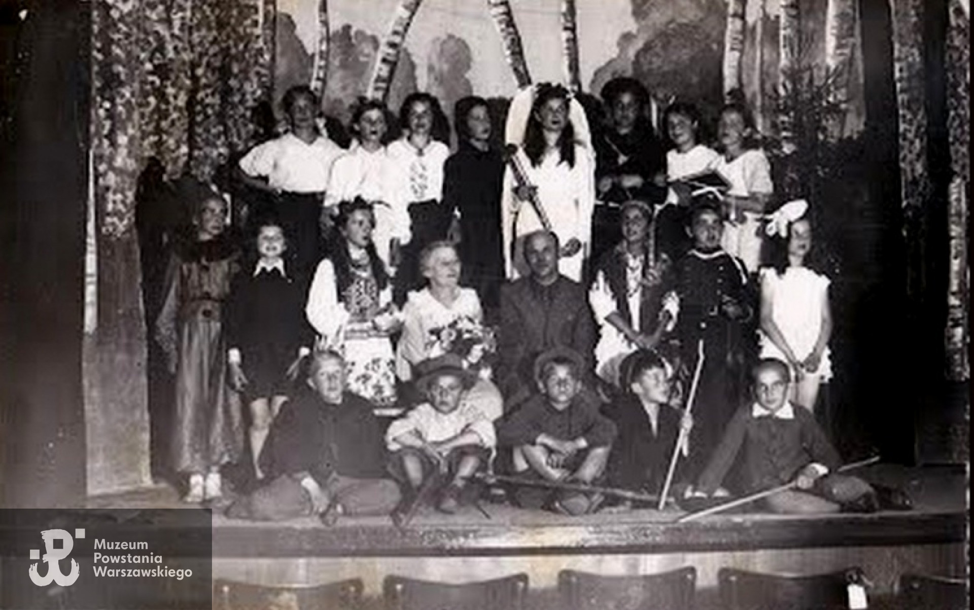 Oskar i Marian Królikowscy. Szkolne przedstawienie w Pińczowie w 1938 r. Ze zbiorów Pawła Królikowskiego / Archiwum 2. HBAP "Żbik"