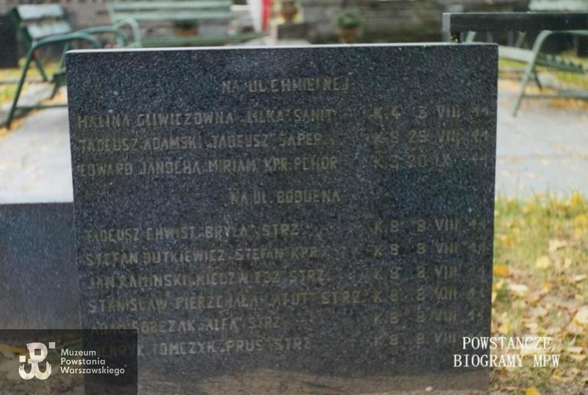 Cmentarz Wojskowy na Powązkach. Tablica upamiętniająca żołnierzy bat. "Kiliński" poległych na ulicy Chmielnej. Pozycja III: kpr. pchor. Edward Janocha ps. "Miriam". Fot. mogiły z archiwum Andrzeja Dławichowskiego. Tu data śmierci: 20 września 1944 r. - rejon Chmielnej. Dane niepotwierdzone przez rodzinę. Fot. AR MPW