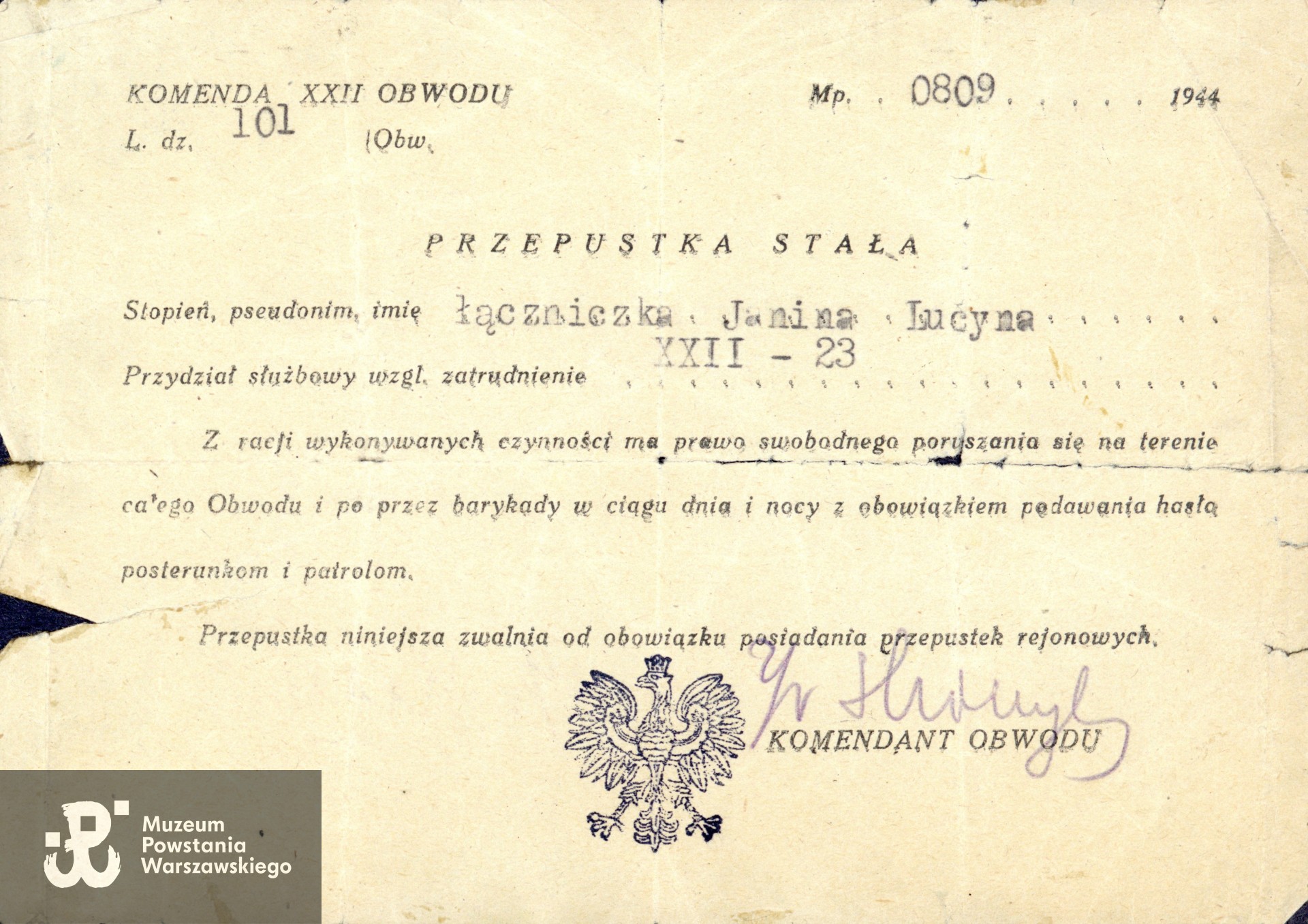 Przepustka stała wystawiona na dane: łączniczka Janina - Lucyna [Brelewska] uprawniająca do swobodnego poruszania się na terenie Obwodu bez konieczności posiadania przepustek rejonowych. Dokument z dnia 8 września 1944 r. Ze zbiorów rodzinnych, do wykonania skanu udostępniła p. Aleksandra Wolnicka. Skany wykonano w Muzeum Powstania Warszawskiego 02/2025