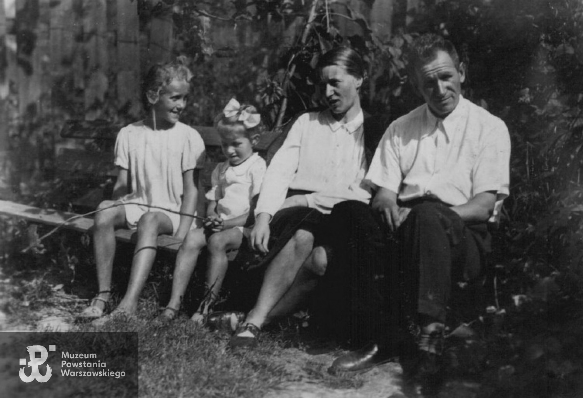 Stefan Piotrowski z rodziną  w Piastowie - 1943 r. Fotografia ze zbiorów rodzinnych, skan udostępnił p. Piotr Surma, wnuk Powstańca