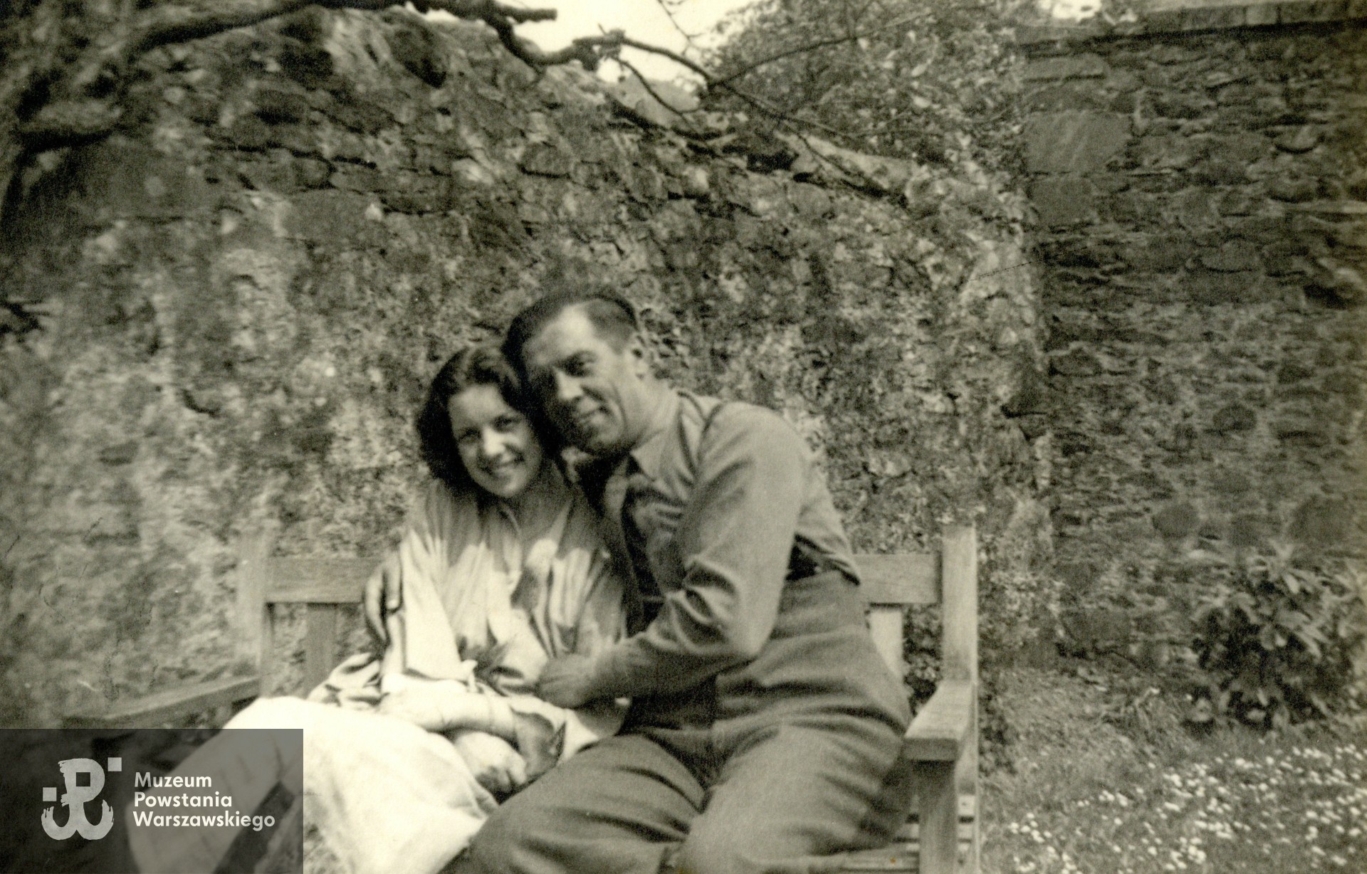 Po wyzwoleniu z obozu jenieckiego, z ojcem Franciszkiem Przytułą, Paryż, 1945 r. Fot. ze zbiorów rodzinnych syna, skan wykonano w Muzeum Powstania Warszawskiego w maju 2024 r. 