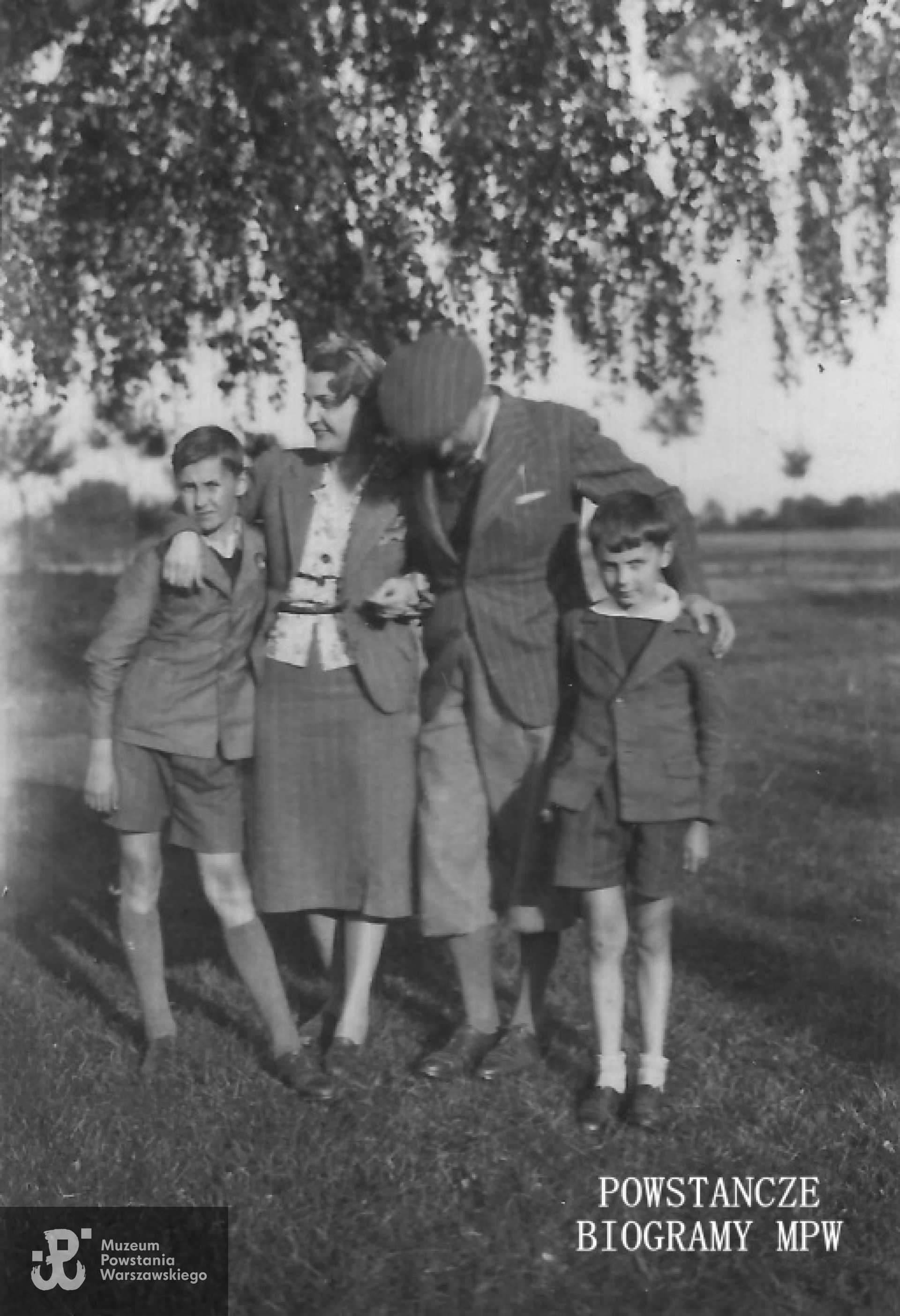 Rodzina Ufnalewskich tuż przed wojną (rok 1938 lub 1939) Stoją od lewej Lech Ufnalewski, matka Jolanta z Sarnickich Ufnalewska, ojciec Józef Ufnalewski i młodszy brat "Leszka" - Jan Ufnalewski. Fot. z archiwum rodzinnego udostępnił p. Maciej Ufnalewski