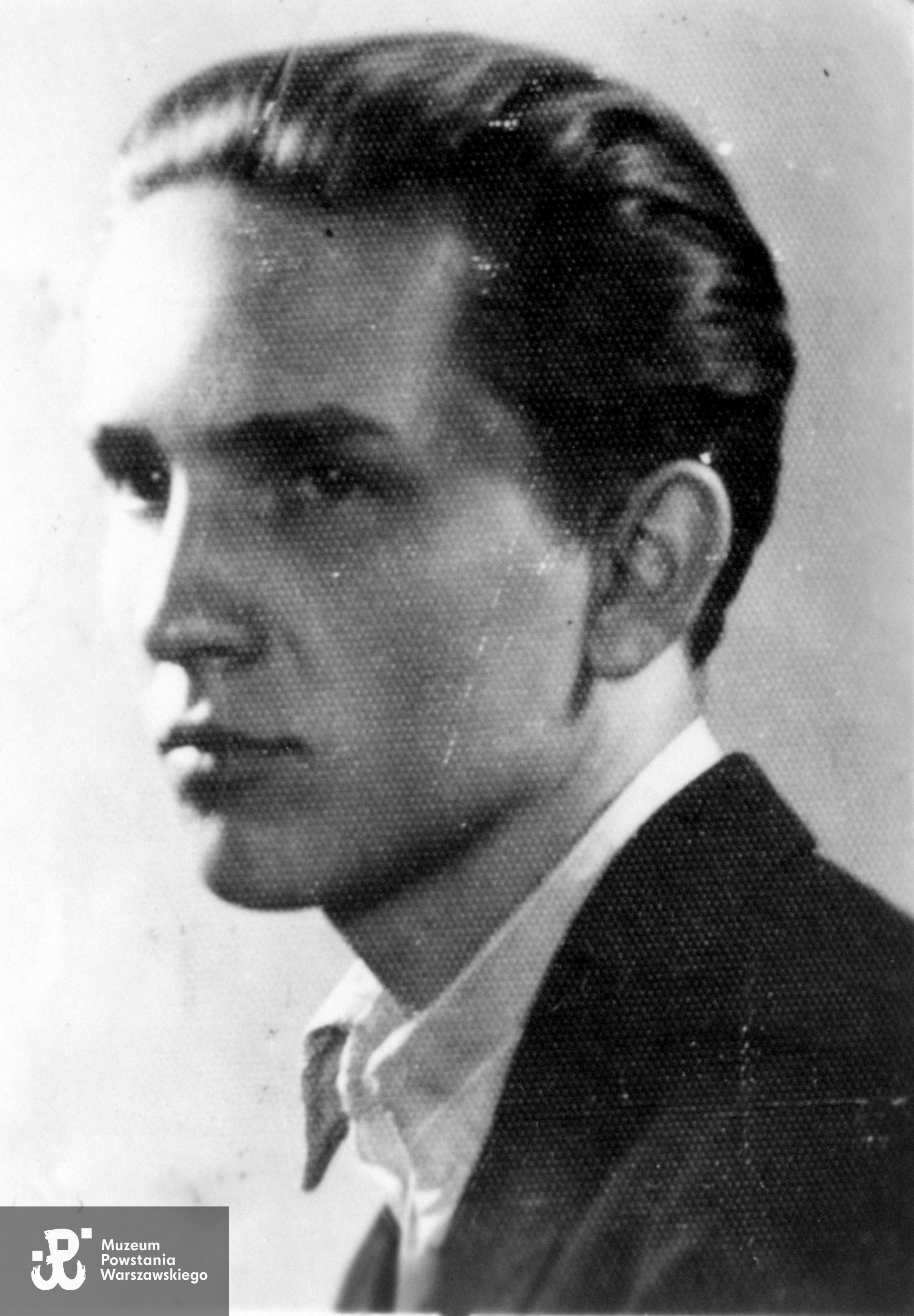 Zdzisław Kamiński ps. "Czarny" (1923-2009). Fotografia portretowa ze zbiorów Muzeum Powstania Warszawskiego, sygn. P/8277, ujęcie tożsame w zbiorach syna, p. Marka Kamińskiego