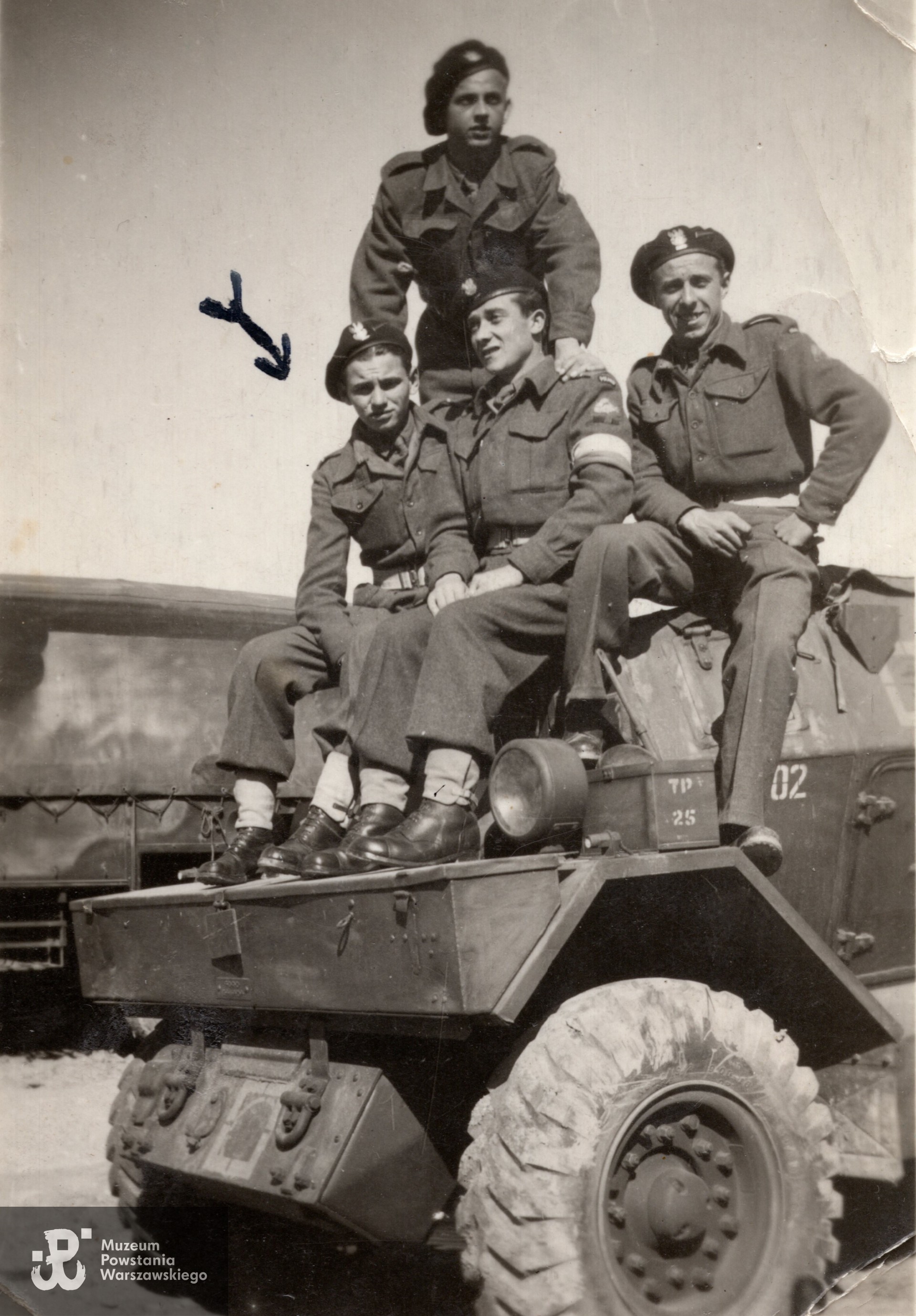 Mieczysław Tokarski podczas służby w PSZ, na rewersie podpis Helmsley (Wielka Brytania) i data 23.05.1947. Fot. ze zbiorów prywatnych Pani Janiny Tokarskiej, koleżanki z podwórka Żytnia 16. Skan wykonano w Muzeum Powstania Warszawskiego, 09/2026