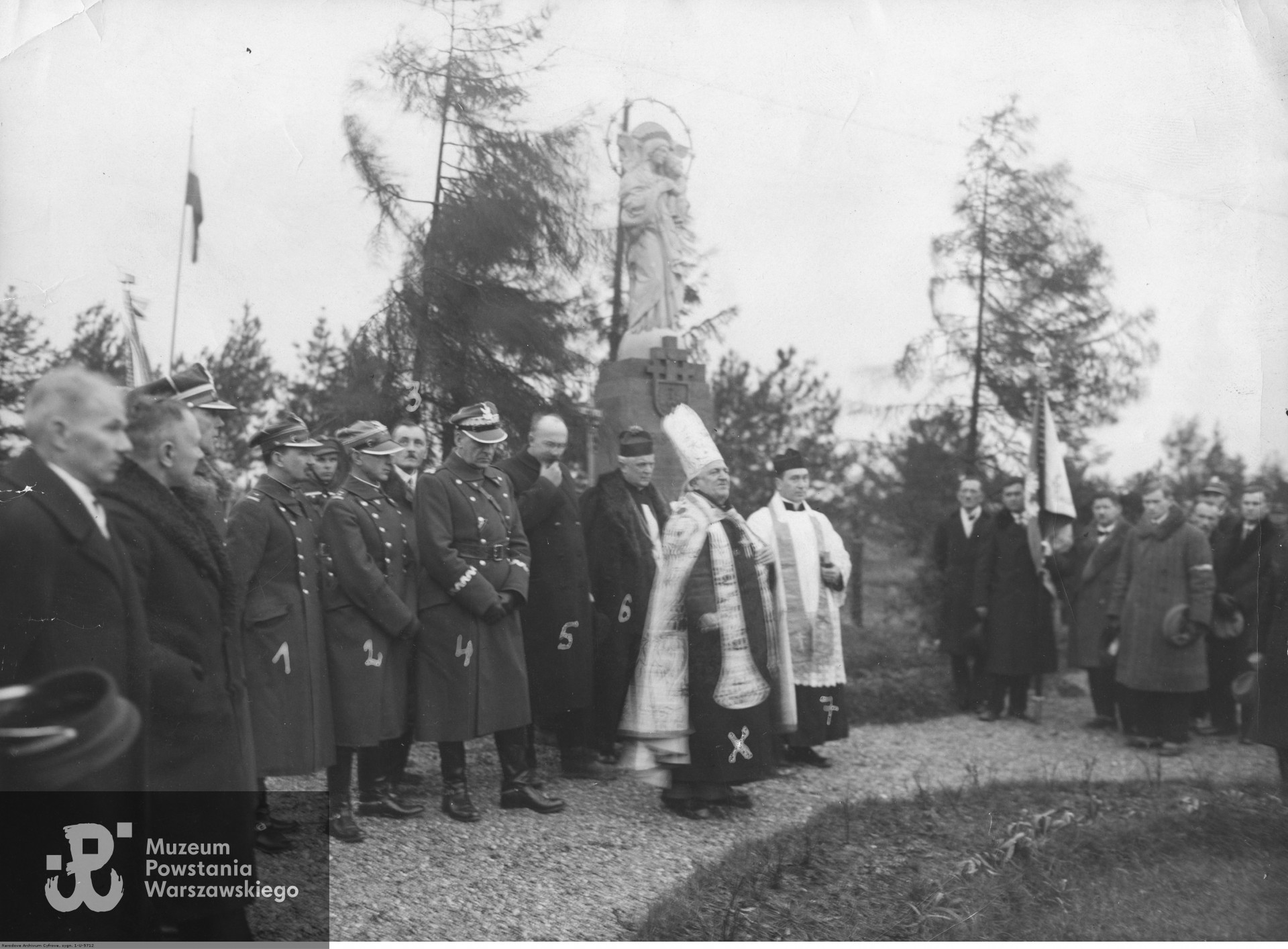 Uroczystość poświęcenia figury Matki Boskiej w Skarżysku-Kamiennej, w grudniu 1929 roku. Widok ogólny uczestników uroczystości. Widoczni: major Szypowski (1), podpułkownik Wojciech Fyda (2), inżynier Gerstman (3), generał Stanisław Kwaśniewski (4), inżynier Stefanowski (5), ksiądz prałat Stanisław Koprowski (6), ksiądz proboszcz Krysiński, ksiądz biskup Władysław Bandurski (X). Źródło: Narodowe Archiwum Cyfrowe, Zespół: Koncern Ilustrowany Kurier Codzienny - Archiwum Ilustracji, Sygnatura: 1-U-5712, <i>www.audiovis.nac.gov.pl/i/PIC/PIC_1-U-5712.jpg</i>
