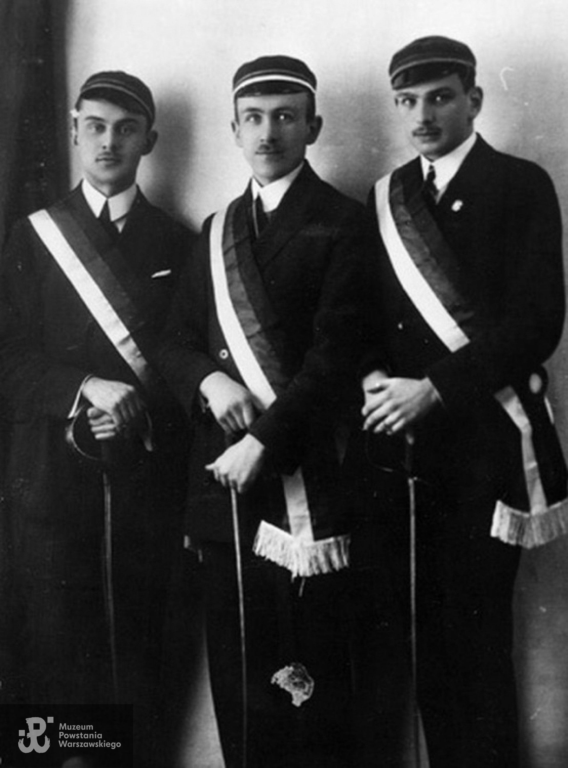 Warszawa 1924 r., stoją od lewej: Jerzy Chorzewski "Prymus", Zygmunt Byczyński "Barski", Adam Steinborn "Odrowąż". Fot AR MPW