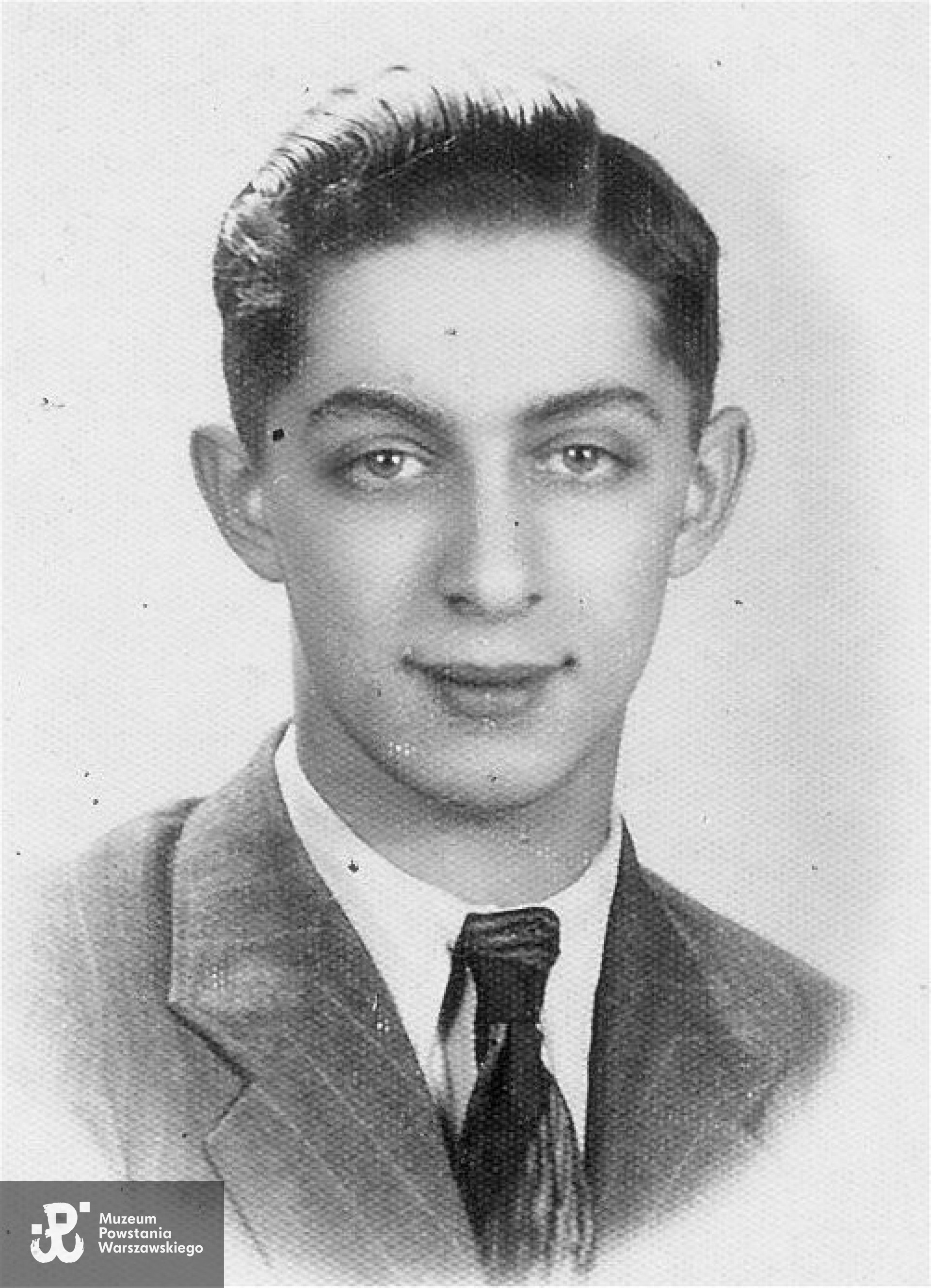 Leon Kopelman. Fotografia z lat młodości, skan udostępniony  przez p. Leona Kopelmana drogą mailową (2019).