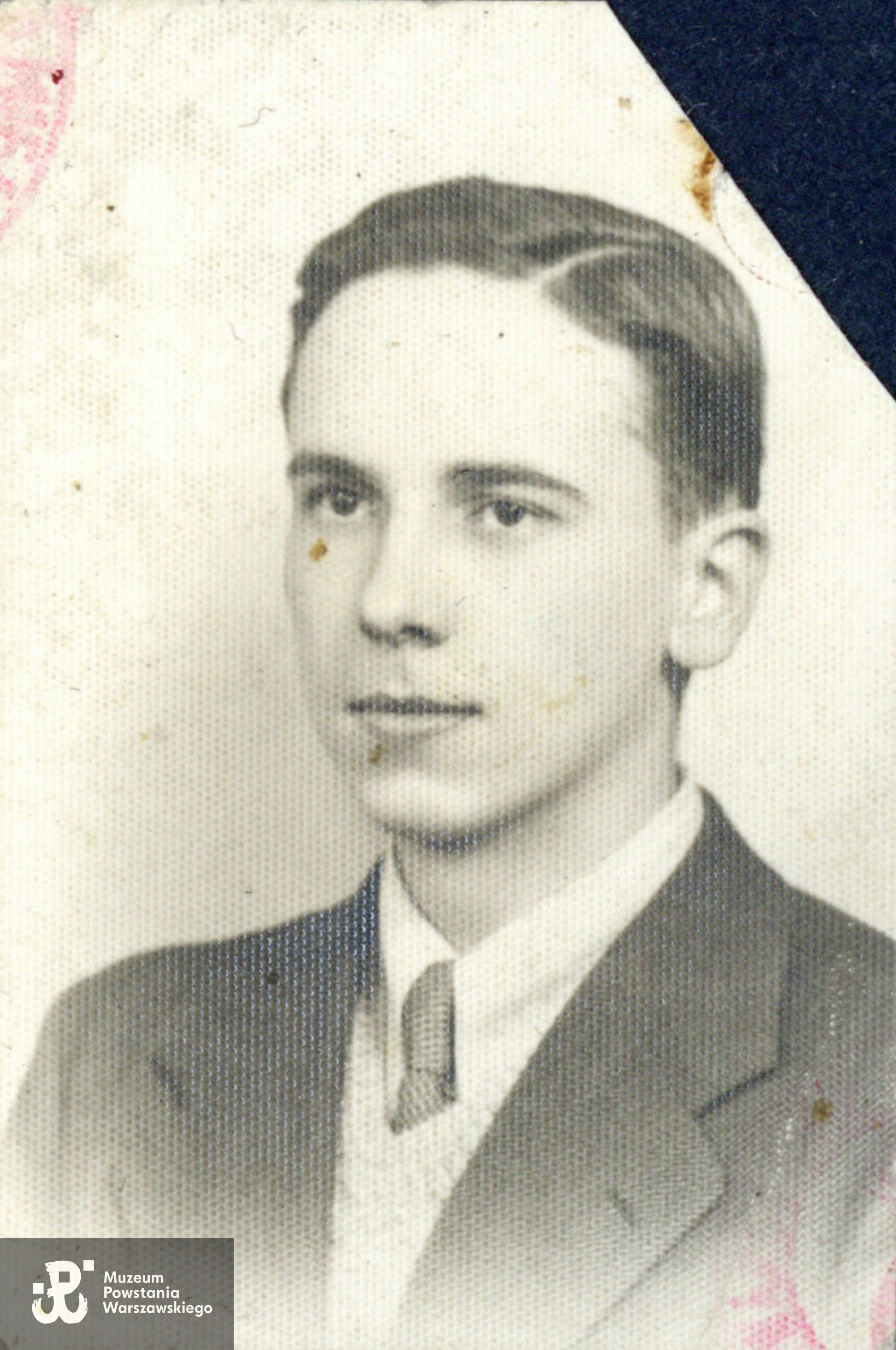  Edward Kwiatkowski „Edek”, „Czarny" - fotografia legitymacyjna, ok 1942-1943. Fot. ze zbiorów rodzinnych,  udostępniły  p. Dorota Zbiegniewska-Lech i p. Anna Zbiegniewska-Lis, siostrzenice Powstańca. Skany wykonano w Muzeum Powstania Warszawskiego w lutym 2024 r. 