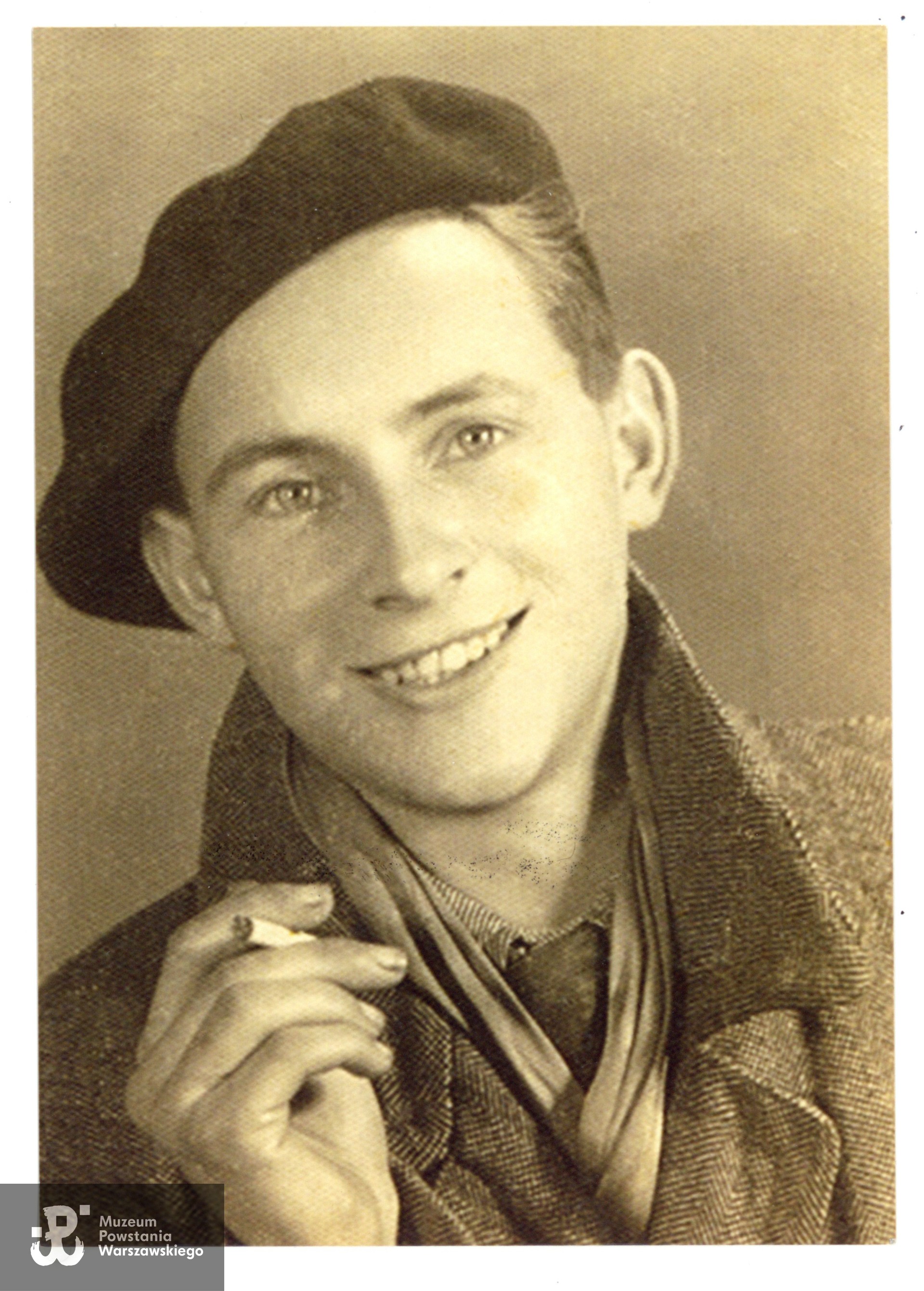 Roman Lipiec - fotografia portretowa, Warszawa, 1943. Fot. ze zbiorów Muzeum Powstania Warszawskiego, źr. Teczki personalne uczestników Powstania Warszawskiego, udostępnił p. Roman Lipiec