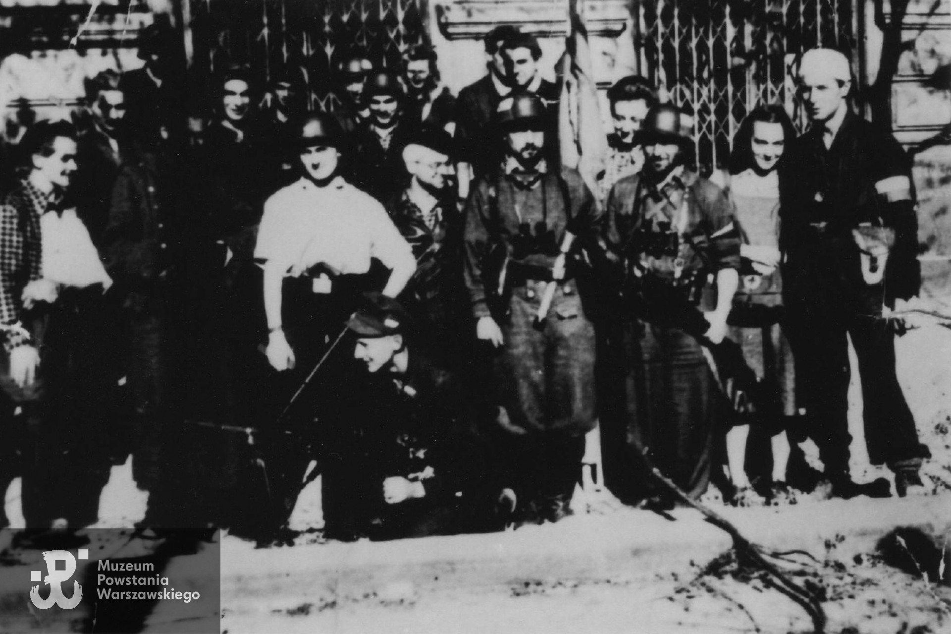 Powstańcy z batalionu "Ruczaj". Andrzej Krauss stoi pierwszy z prawej - z bandażem na głowie. Fot. z archiwum rodzinnego Katarzyny KraussFot. z archiwum rodzinnego Katarzyny Krauss