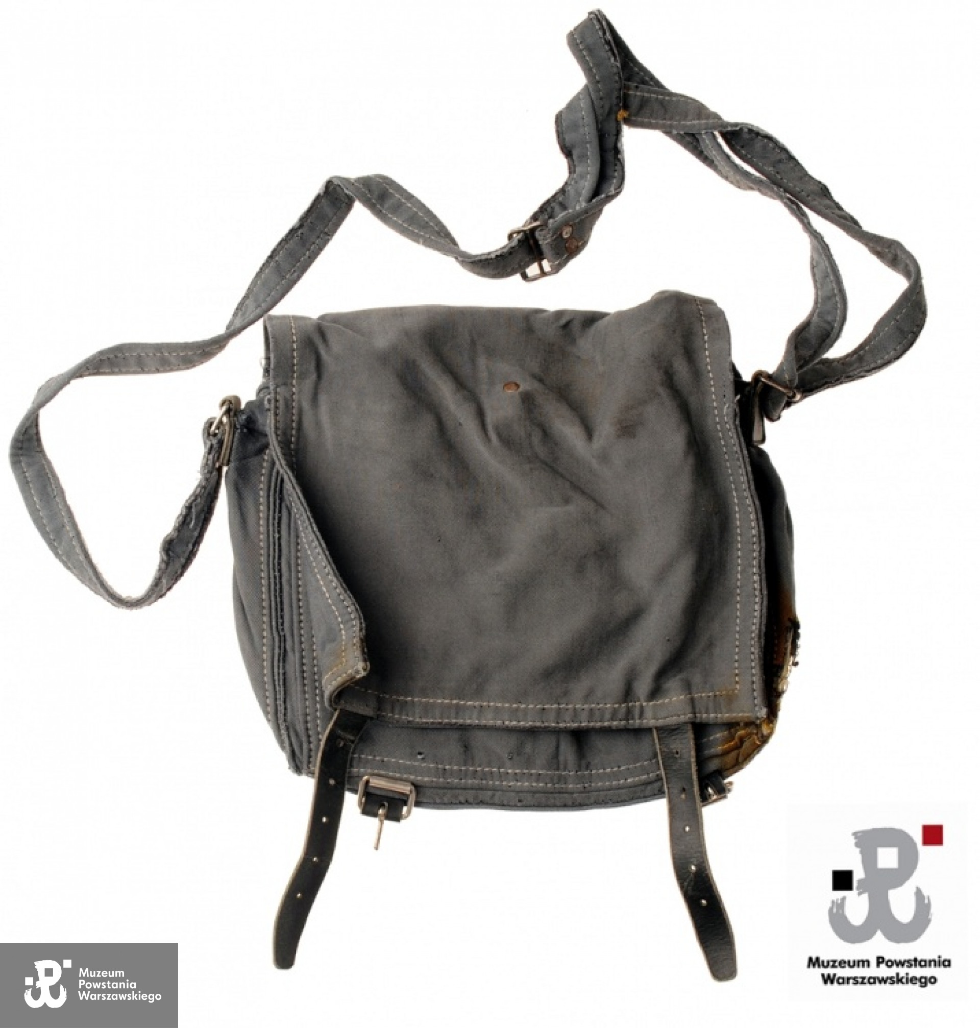 Torba sanitariuszki Haliny Donimirskiej ps. "Halszka" używana podczas Powstania . Wiosną 1944 r. sanitariuszki grupy otrzymały takie torby uszyte na zamówienie w warsztacie rzemieślniczym. Nazwisko właściciela i nazwa zakładu nie są znane, gdyż wszystko podlegało konspiracji. Pamiątka w zbiorach MPW.