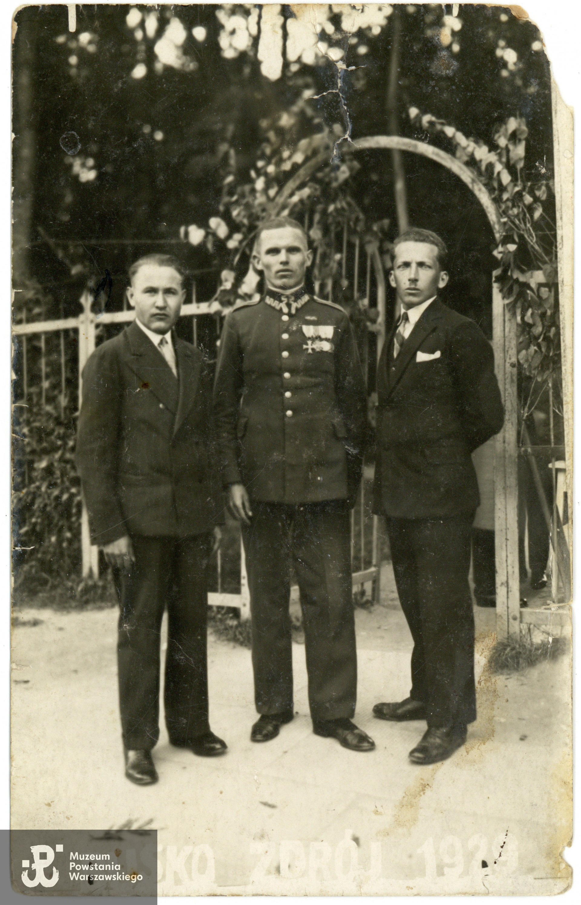 Zdjęcie wykonane w 1929 roku w Sanatorium Inwalidów Wojennych 1920 roku w Busku. Michał Gaweł (Gawerski) stoi pierwszy z lewej. Tożsamość kolegów jest nieznana. Fot. z archiwum rodzinnego p. Adriana Gawerskiego, syna Powstańca.