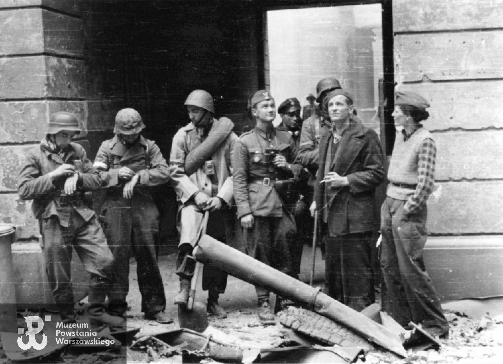 Ulica Moniuszki. Grupa powstańców z kompanii "Koszta" w bramie jednej ze zbombardowanych kamienic Śródmieścia; od prawej: Zofia Domańska "Zocha" (siostra autora zdjęć) oraz mjr Stefan Mich "Kmita". Fotografia autorstwa Eugeniusza Lokajskiego, data wykonania: ok. 15 września 1944. Zbiory MPW sygn. MPW-IN/821, prawa autorskie: MPW